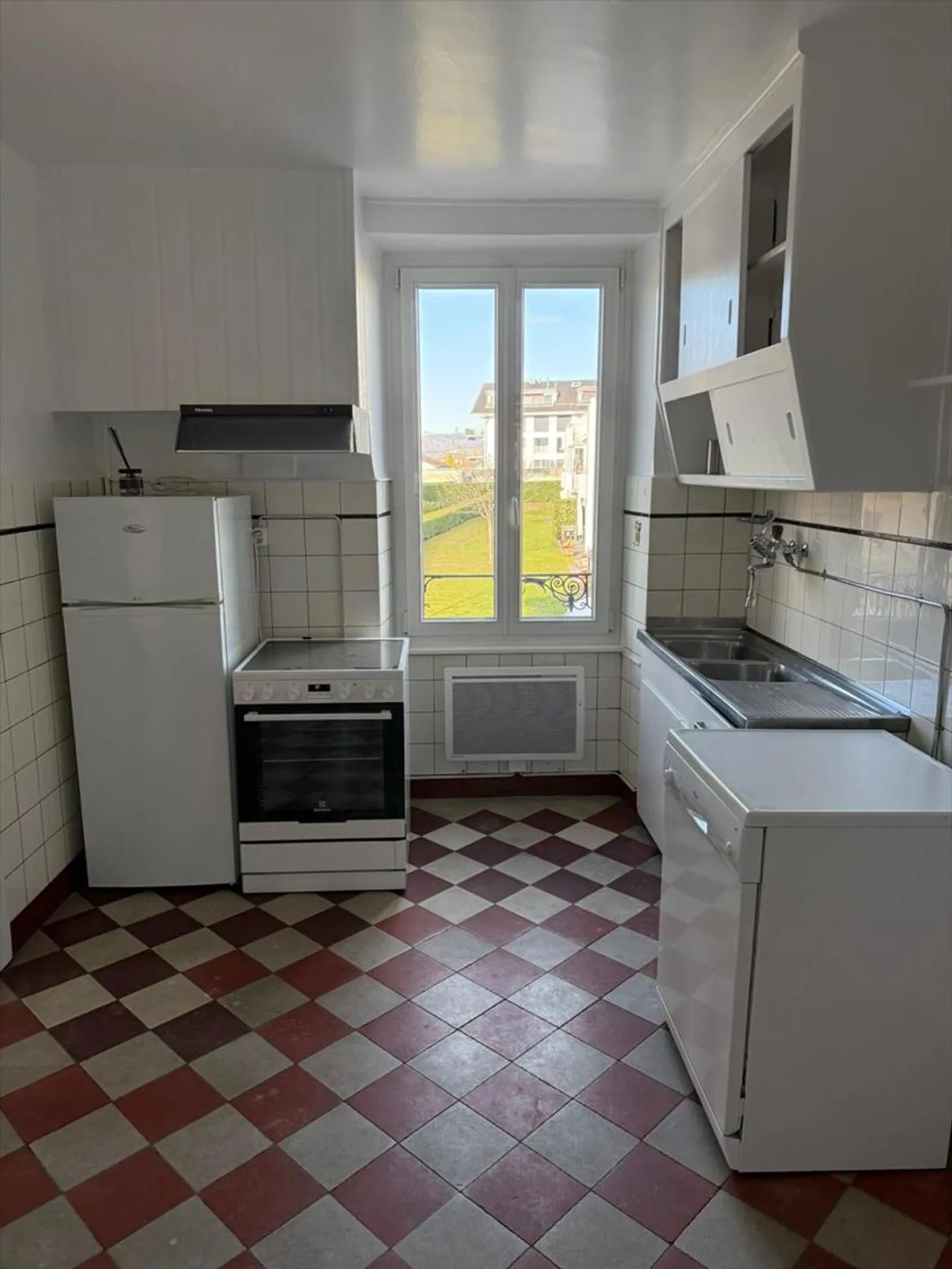 Geräumige Wohnung mit Terrasse - Foto 1 von 13