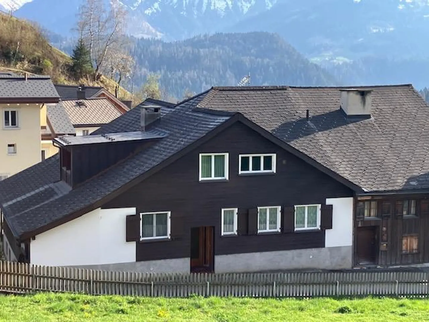 Affascinante casa a 3 famiglie a Trin-Dorf – Vivere, Affittare e Vacanze - Foto 2 di 17