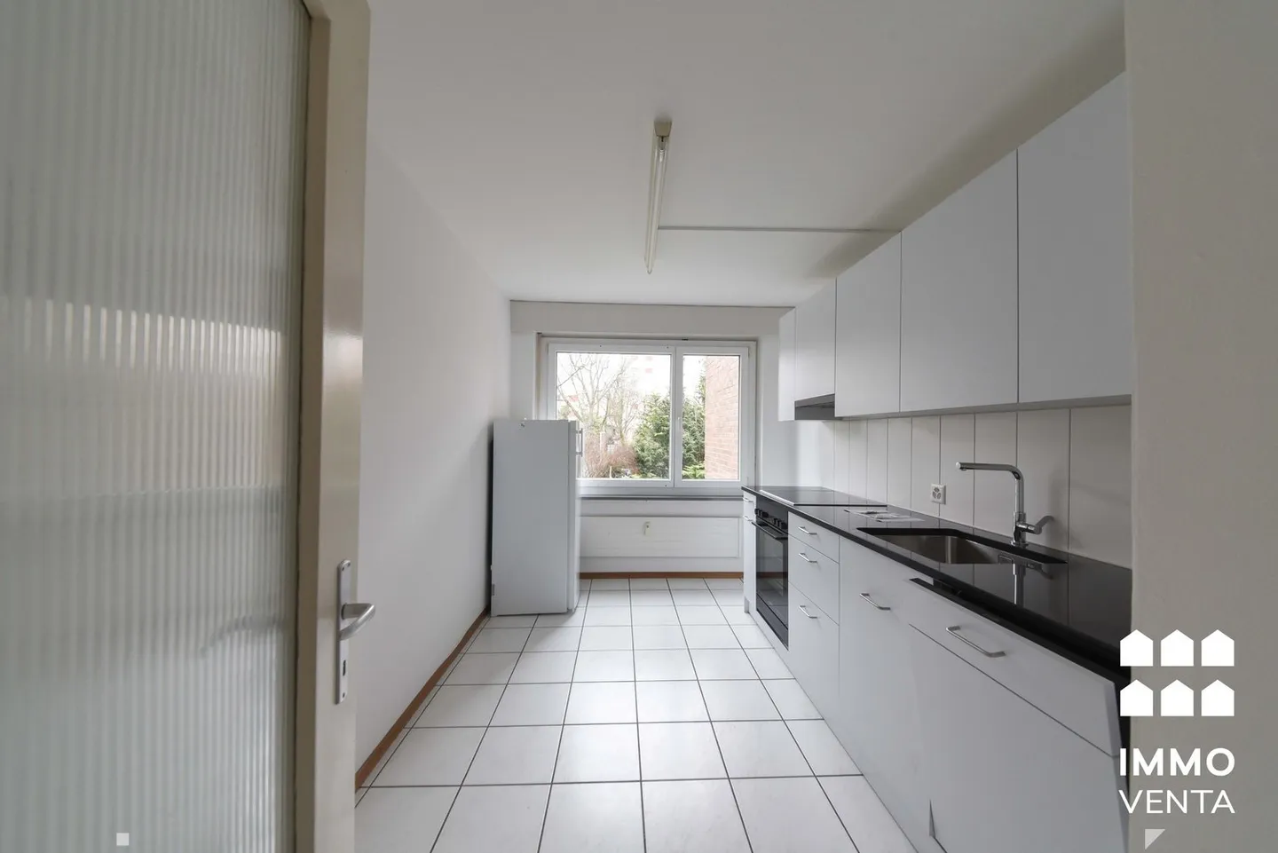 Appartement moderne de 3 pièces avec balcon sur l'Erlenweg - Photo 1 sur 11