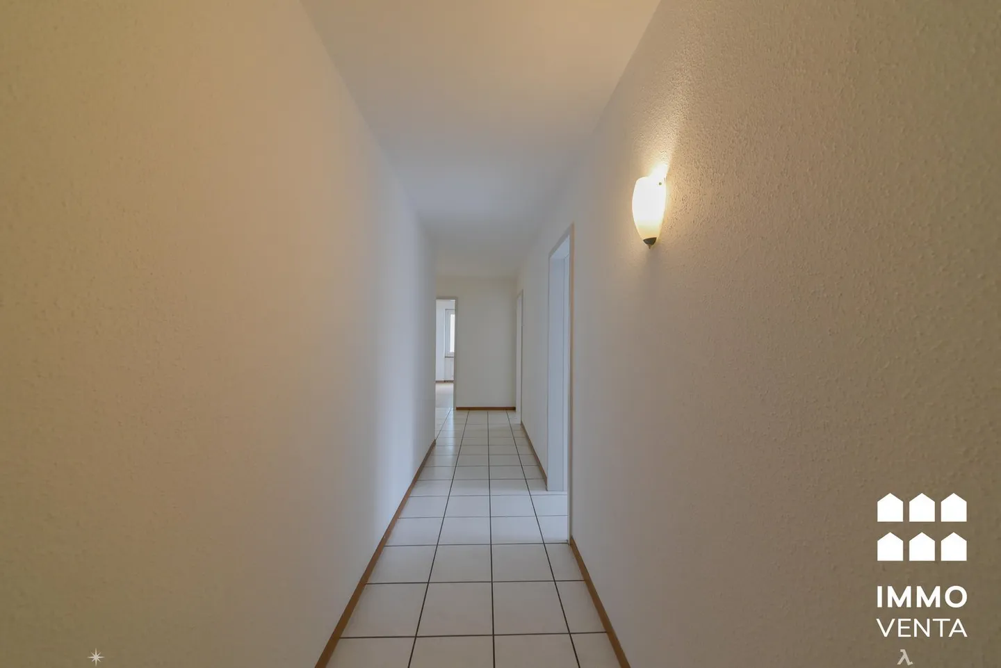 Appartement moderne de 3 pièces avec balcon sur l'Erlenweg - Photo 4 sur 11