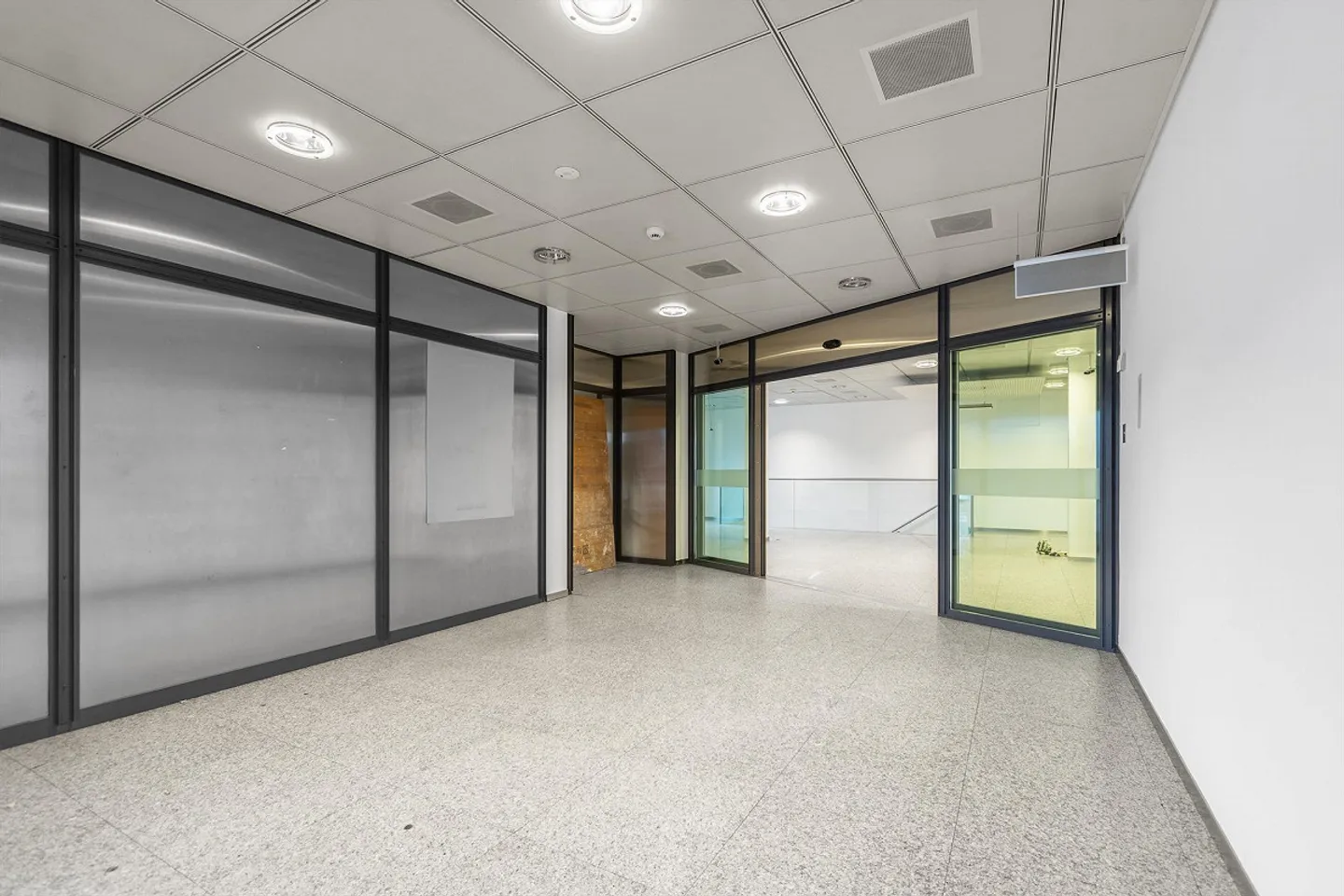 Bienvenue dans les affaires - Photo 4 sur 16