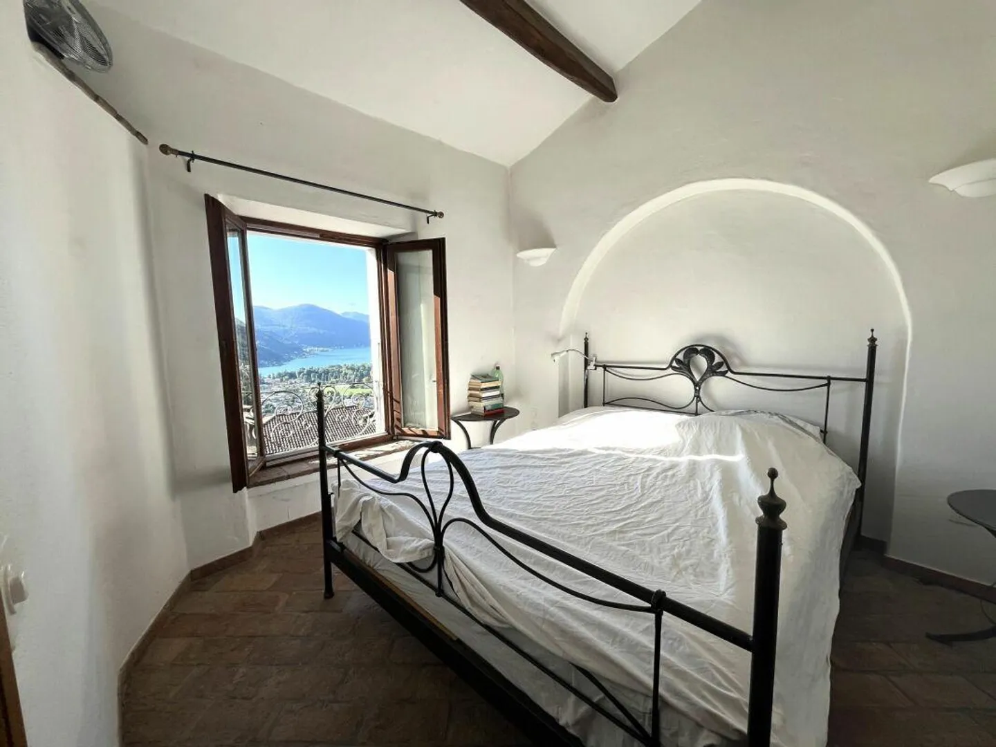 Jolie petite maison avec vue imprenable sur le lac - Photo 2 sur 6