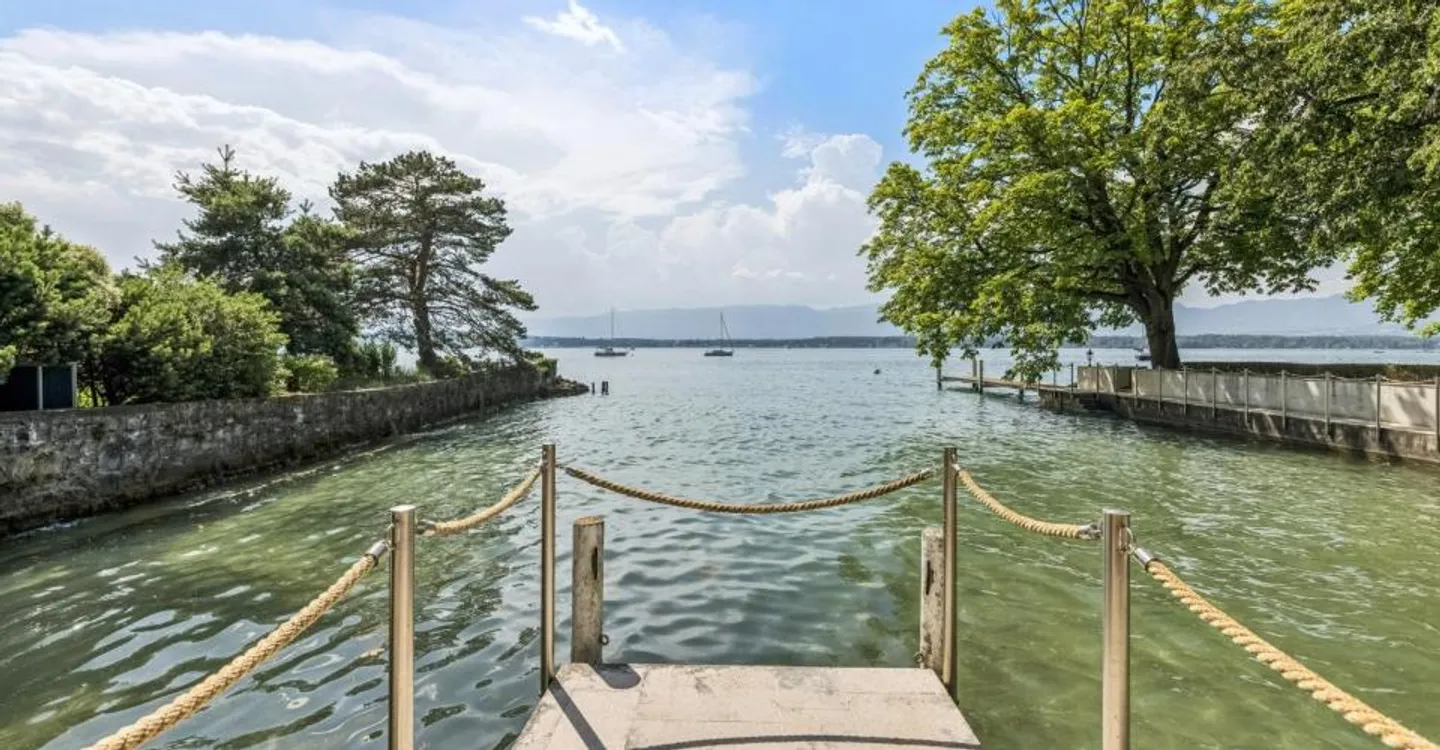 Außergewöhnliche Villa am Wasser - Foto 1 von 3