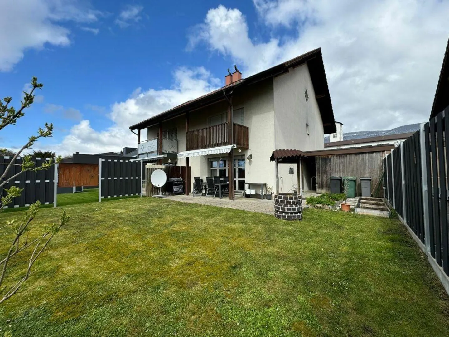 Maison semi-détachée attrayante de 6,5 pièces - Photo 1 sur 12
