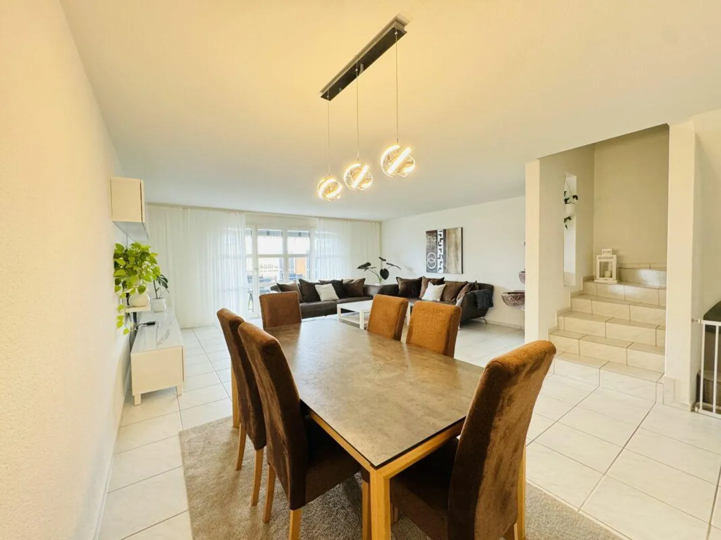 Maison semi-détachée attrayante de 6,5 pièces - Photo 2 sur 12