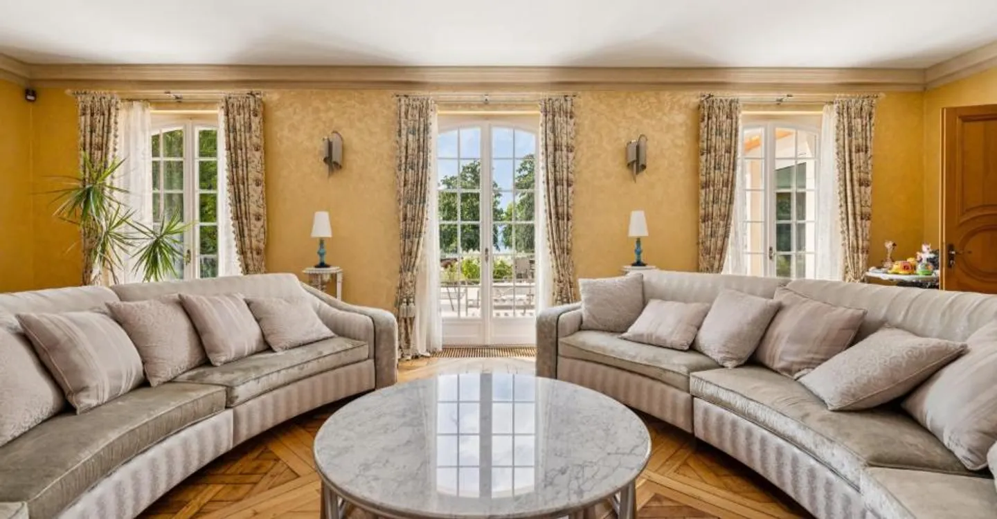 Außergewöhnliche Villa am Wasser - Foto 2 von 3