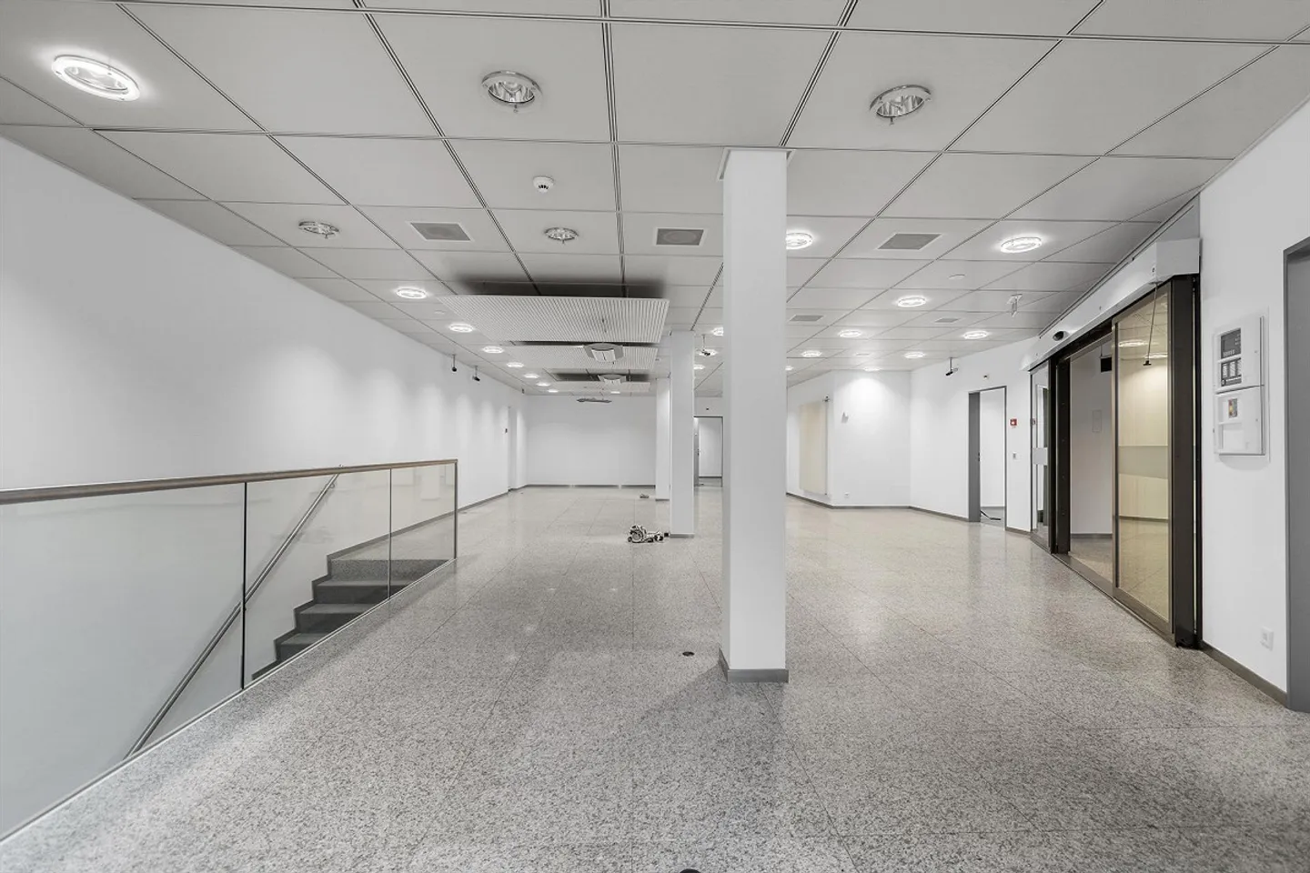 Bienvenue dans les affaires - Photo 7 sur 16