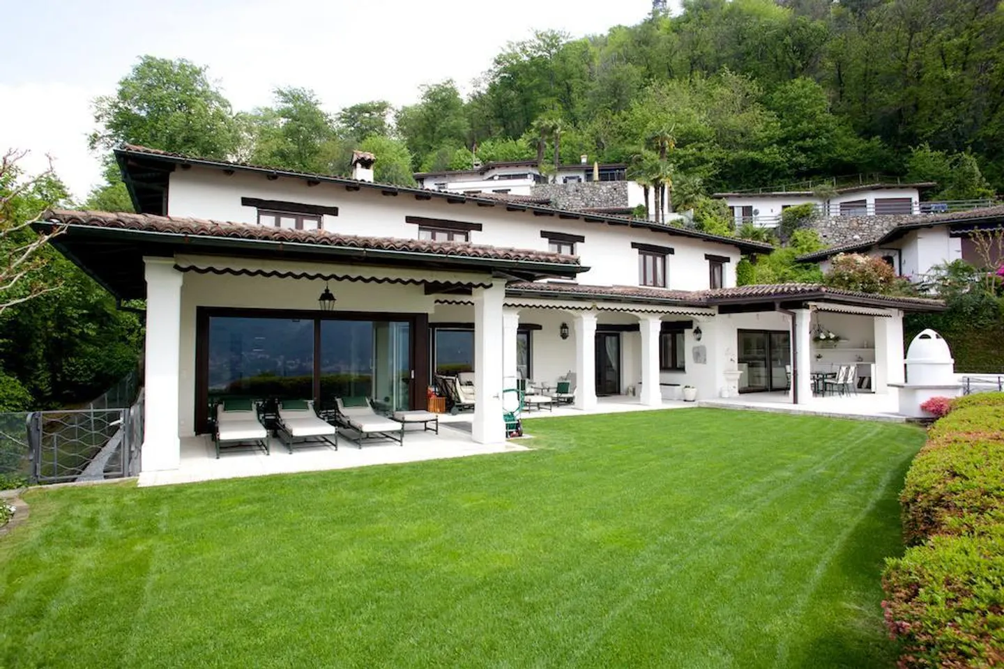 Elegante, prestigeträchtige Villa mit spektakulärem Seeblick - Foto 1 von 11