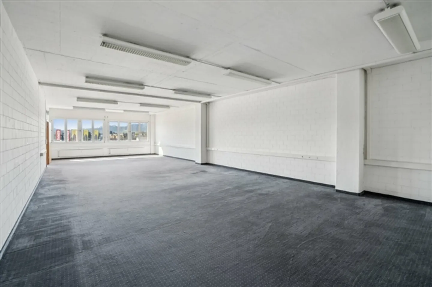 Office and commercial space with a view of greenery - Photo 5 of 9