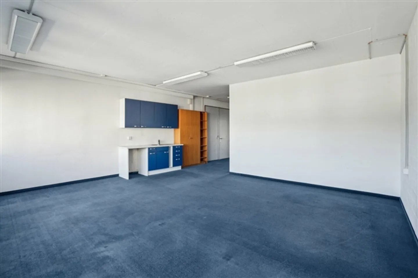 Office and commercial space with a view of greenery - Photo 7 of 9