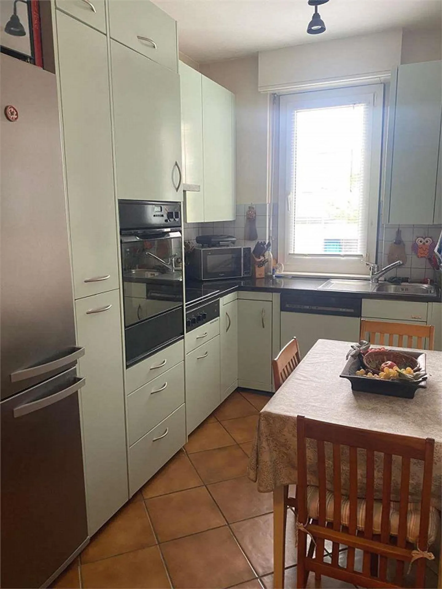 Comfortable 4-room apartment with partial lake view - Photo 3 of 13