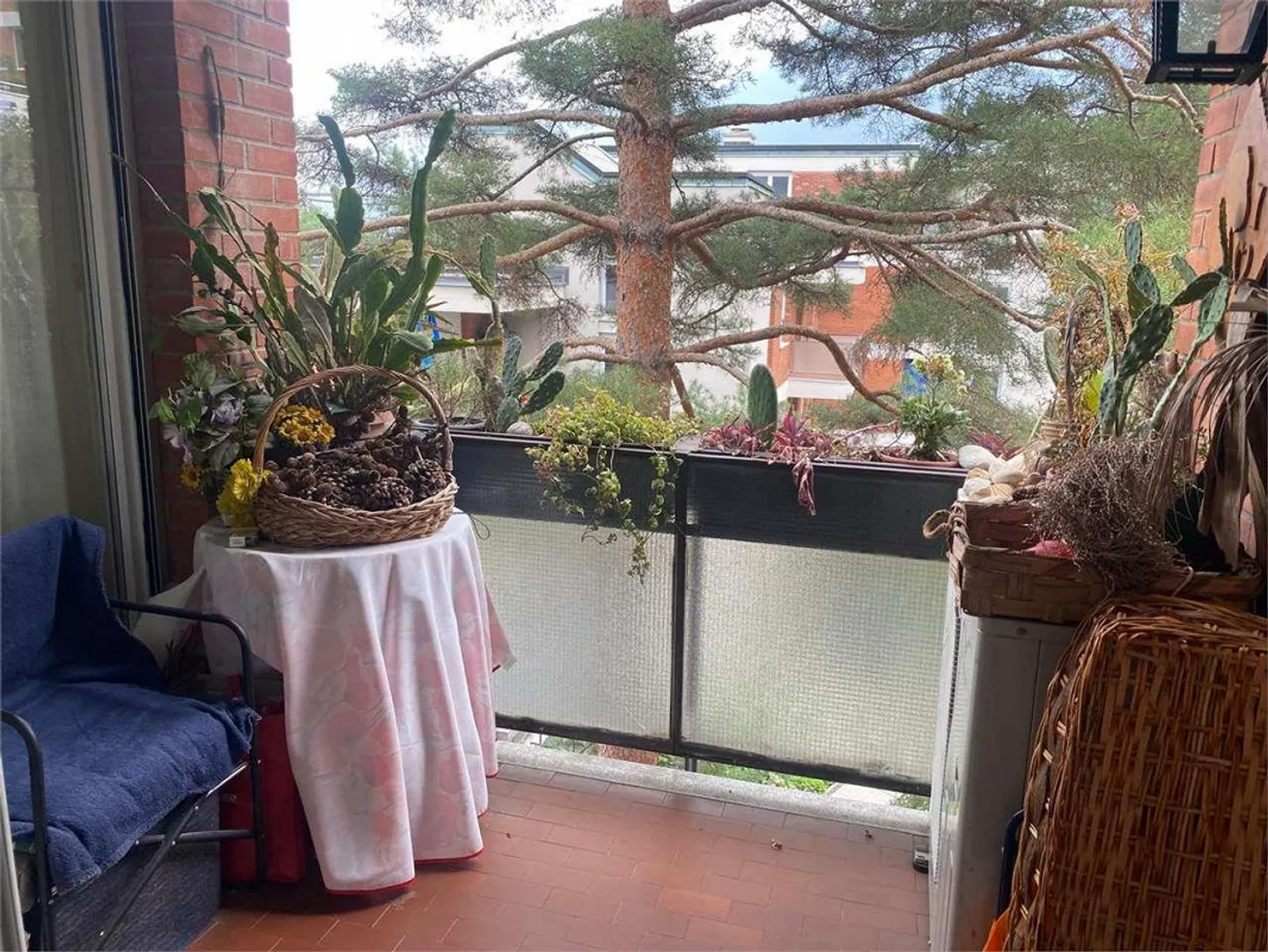 Comfortable 4-room apartment with partial lake view - Photo 7 of 13