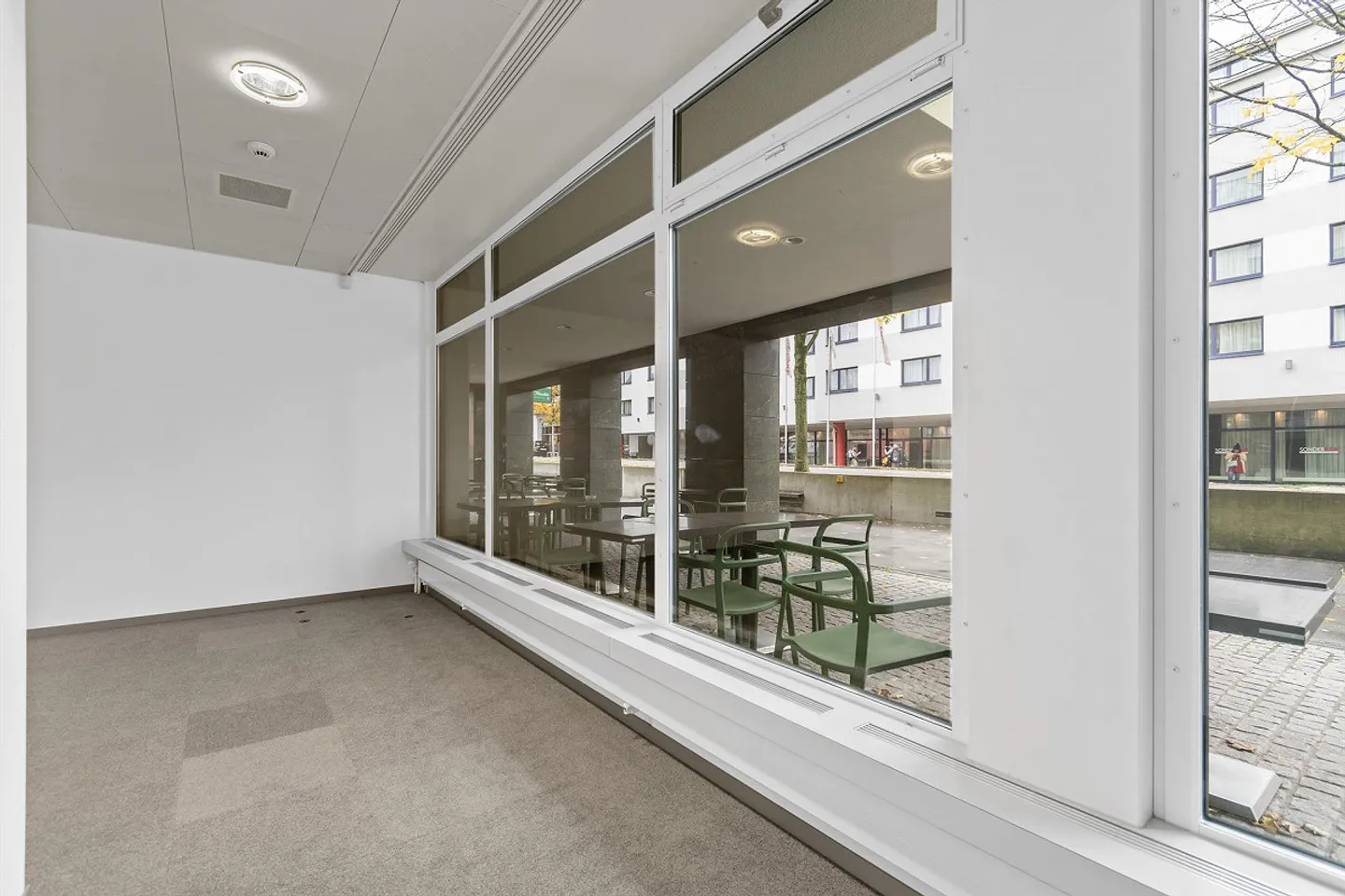 Bienvenue dans les affaires - Photo 15 sur 16