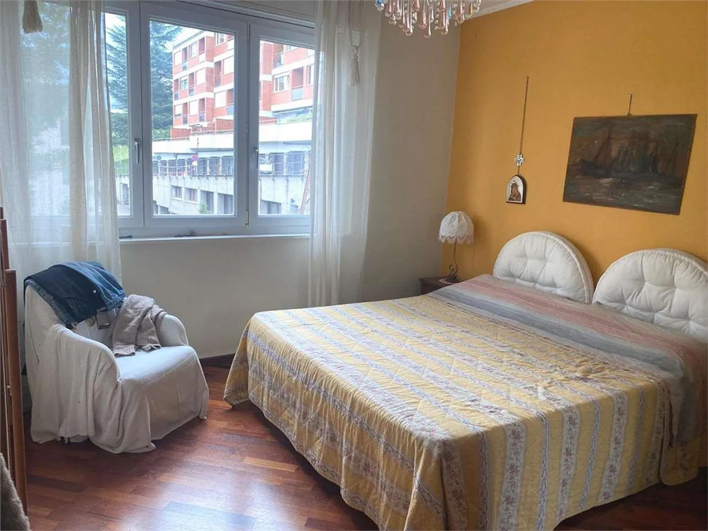 Comfortable 4-room apartment with partial lake view - Photo 12 of 13