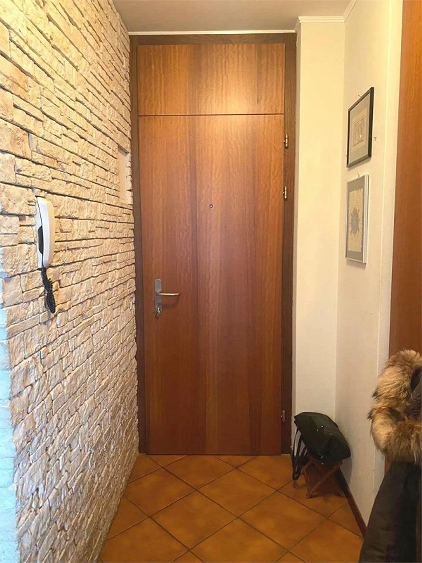 Comfortable 4-room apartment with partial lake view - Photo 1 of 13