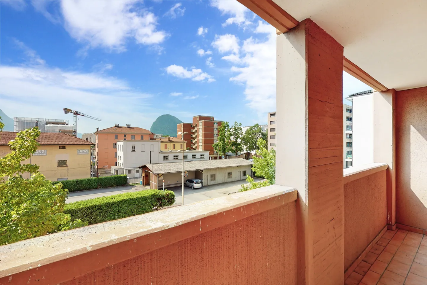 Top floor with terrace and open view in the heart of Viganello - Photo 2 of 10