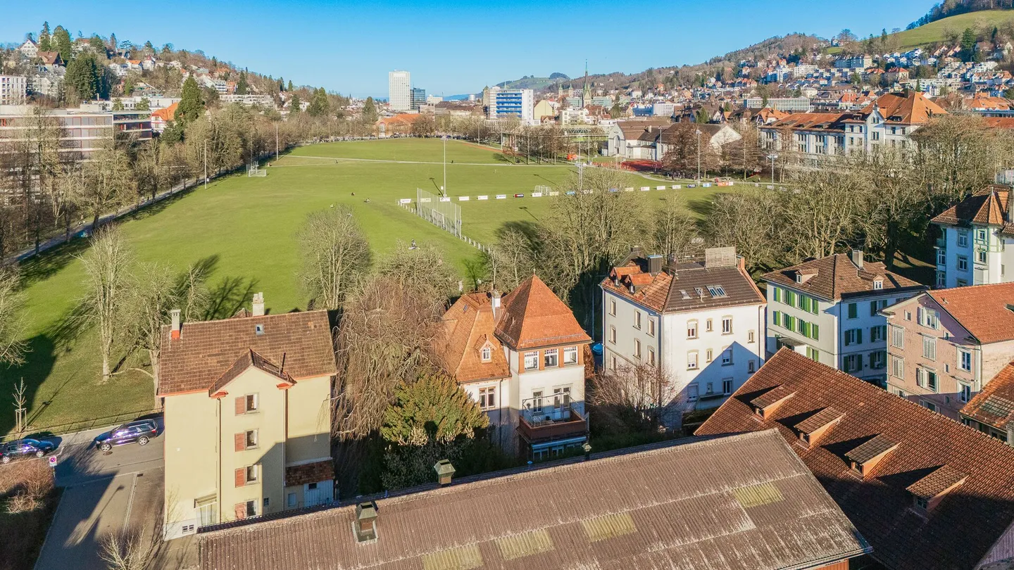 Villa urbaine élégante de 15,5 pièces dans un emplacement de parc privilégié - Photo 3 sur 12