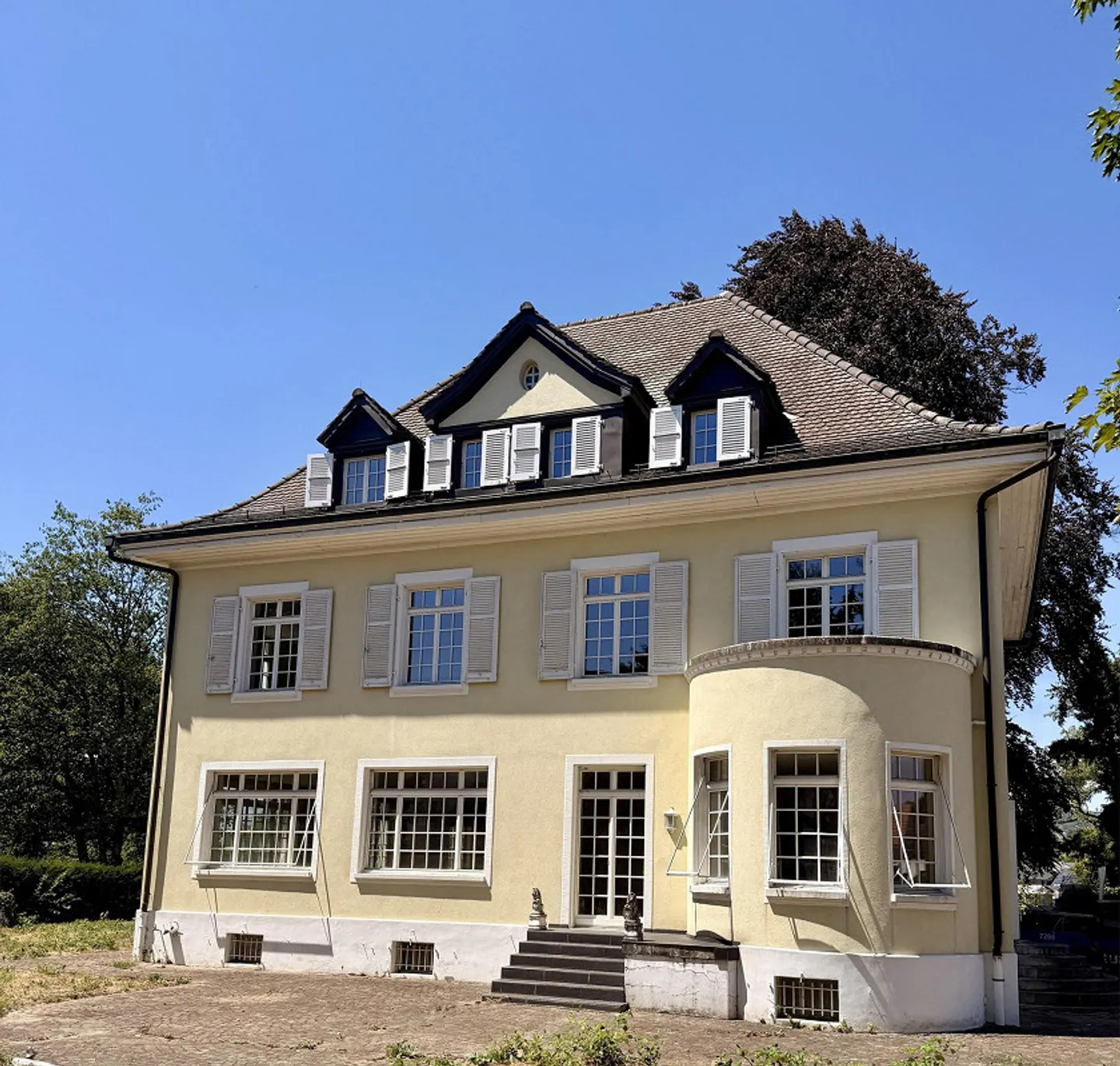 Villa storica con vista sul Reno (2'000 m2) - Foto 1 di 11