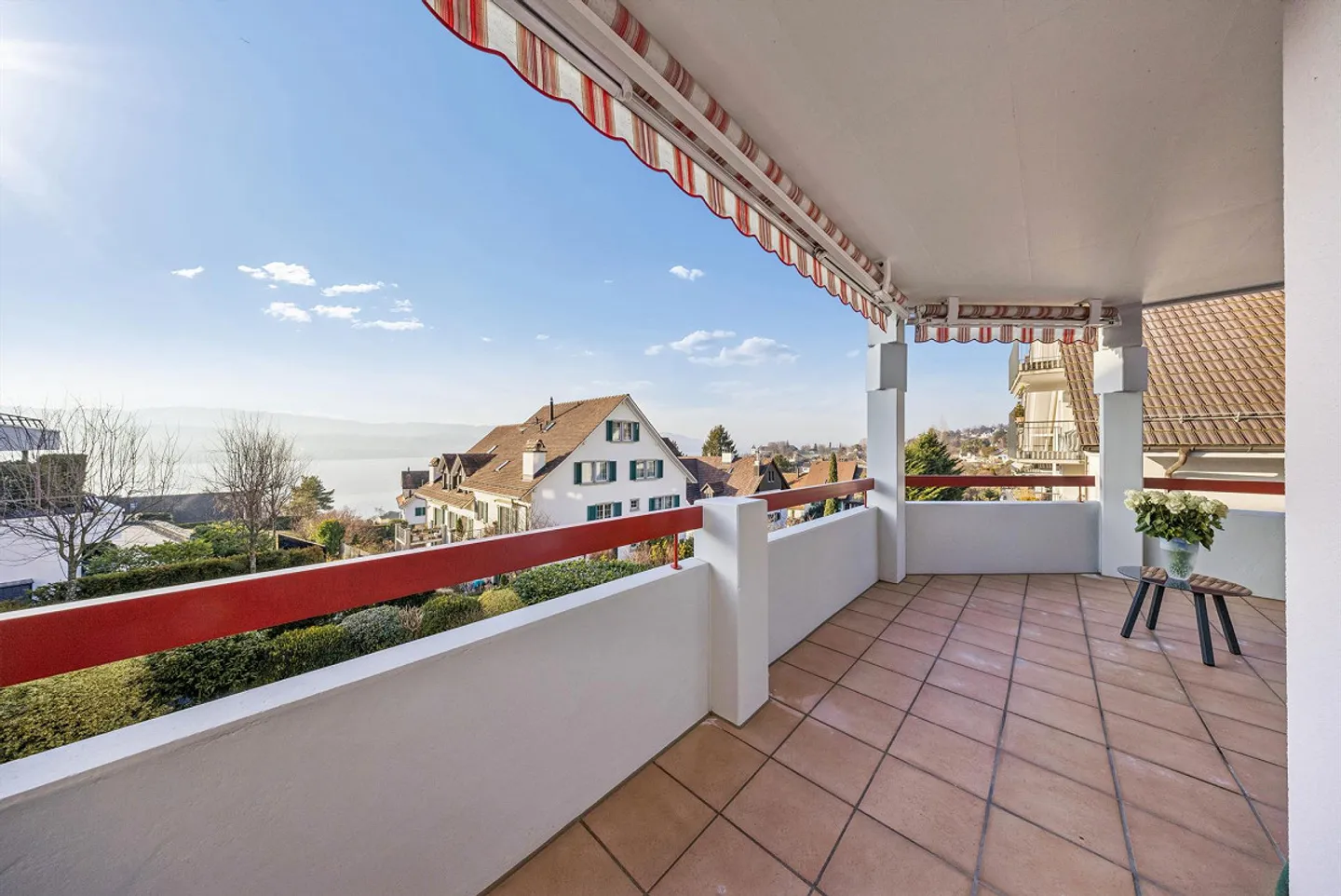 Benvenuto a casa: Appartamento accogliente con vista mozzafiato sul lago - Foto 3 di 4