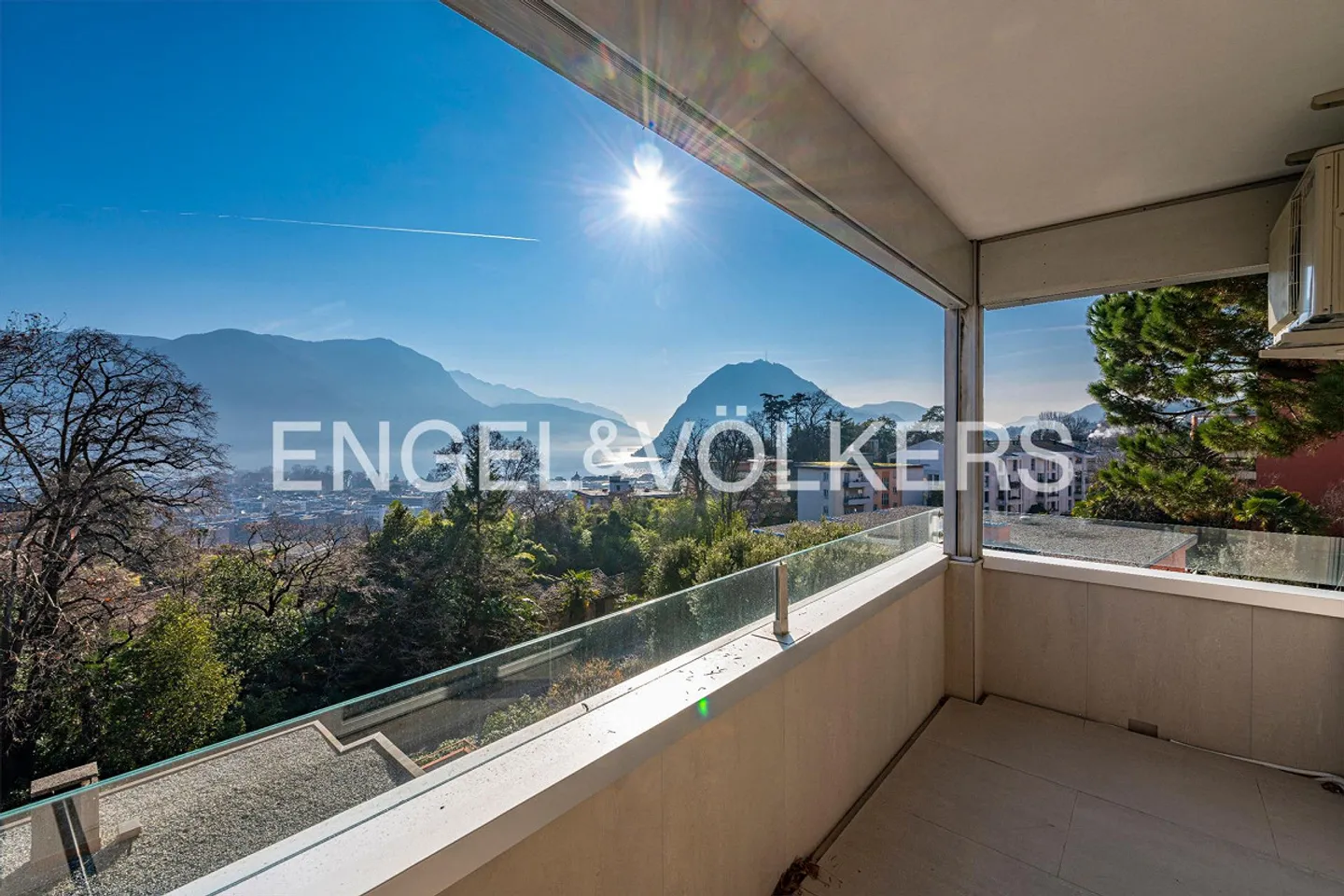 Appartamento elegante con vista sul lago e giardino privato - Foto 1 di 13