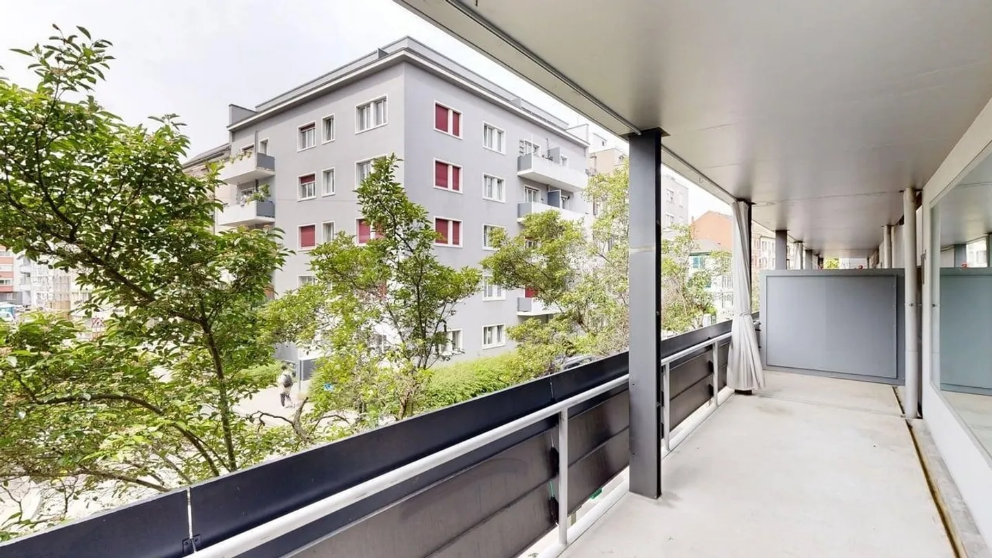 Felicità abitativa moderna con balcone - Foto 4 di 9