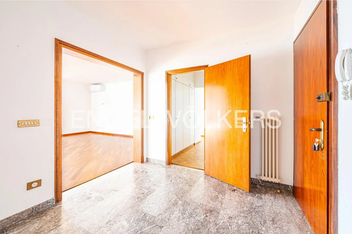 Appartamento elegante con vista sul lago e giardino privato - Foto 9 di 13