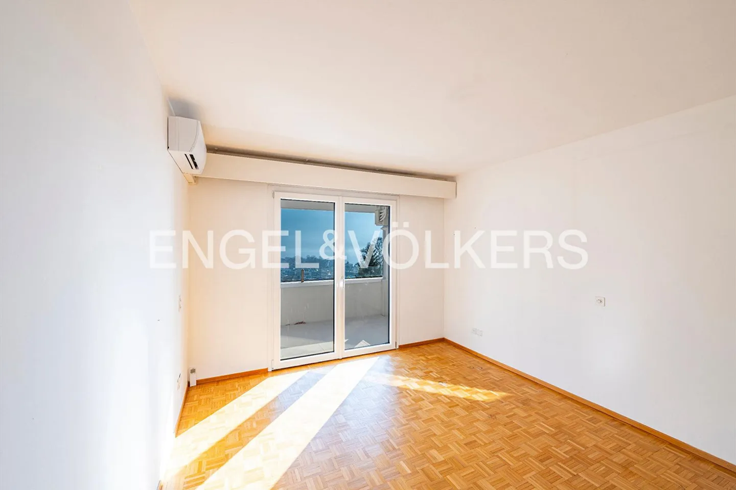 Appartamento elegante con vista sul lago e giardino privato - Foto 7 di 13