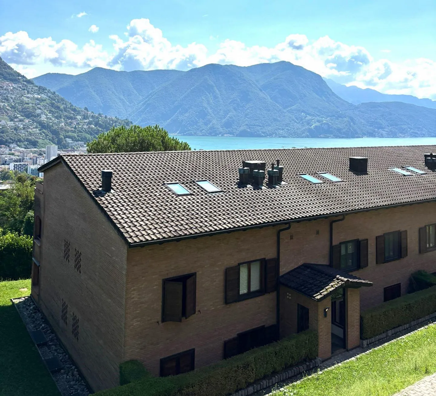 LUMINOSO APPARTAMENTO 3.5 LOCALI CON SPLENDIDA VISTA LAGO - Foto 1 di 10