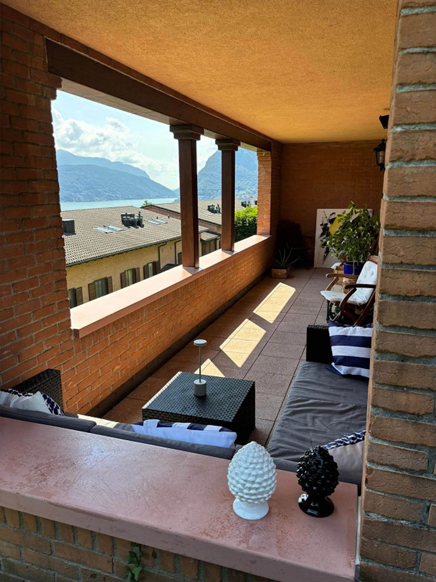 LUMINOSO APPARTAMENTO 3.5 LOCALI CON SPLENDIDA VISTA LAGO - Foto 3 di 10