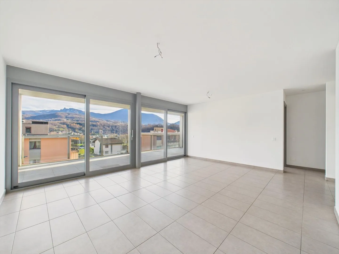 Modern 2.5-room apartment with large terrace in Gravesano - Photo 1 of 12