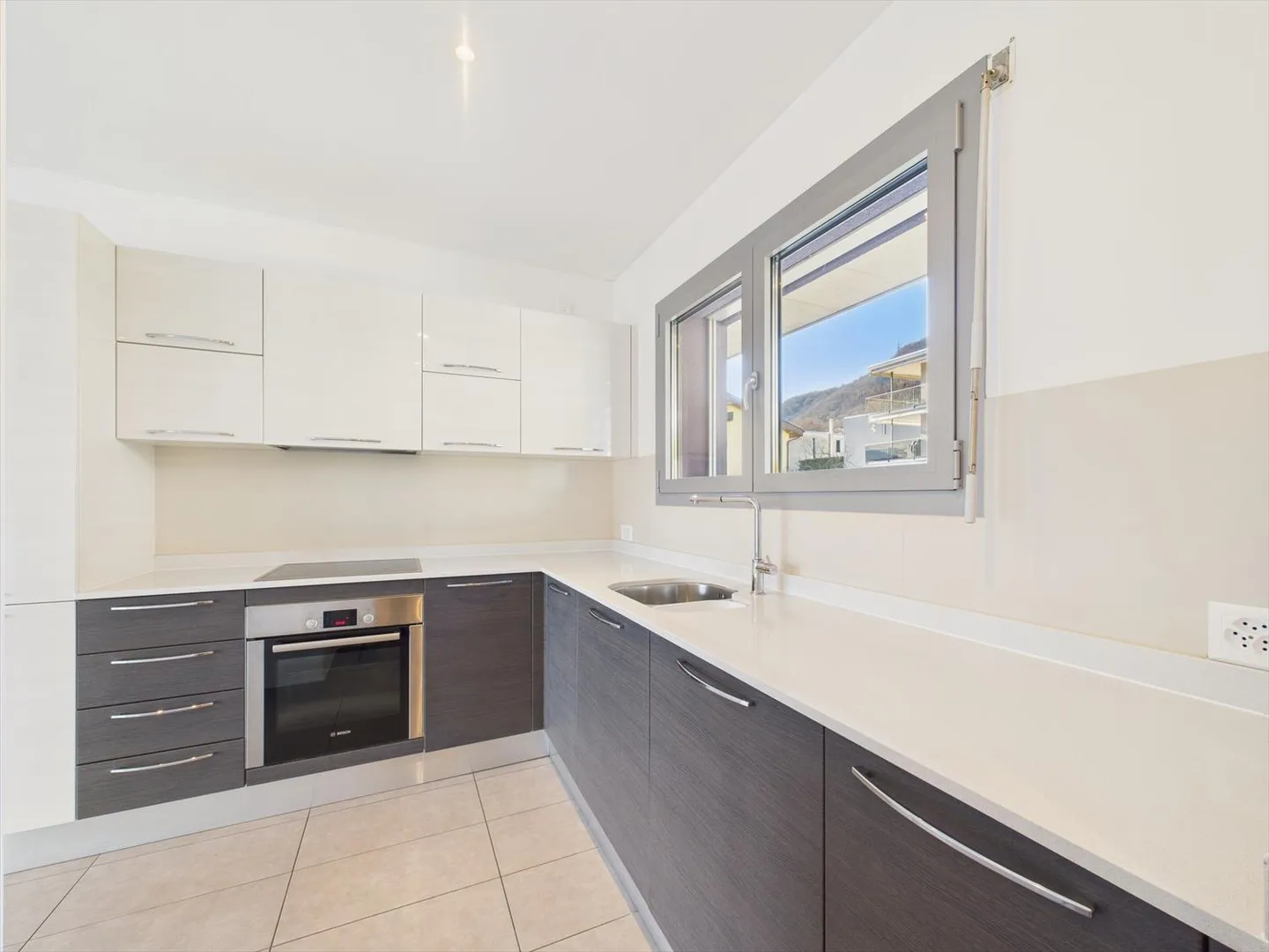 Modern 2.5-room apartment with large terrace in Gravesano - Photo 4 of 12