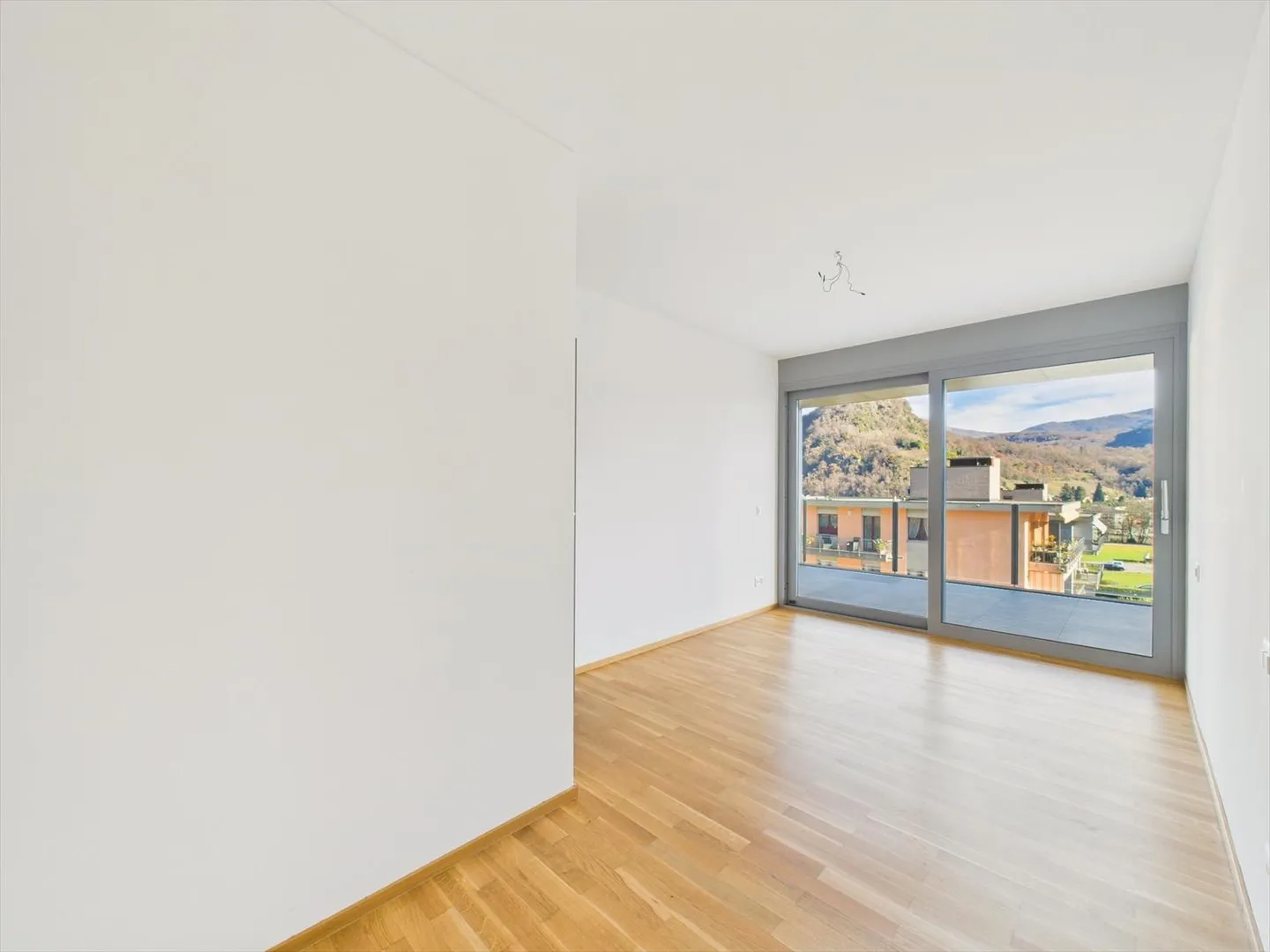 Modern 2.5-room apartment with large terrace in Gravesano - Photo 6 of 12