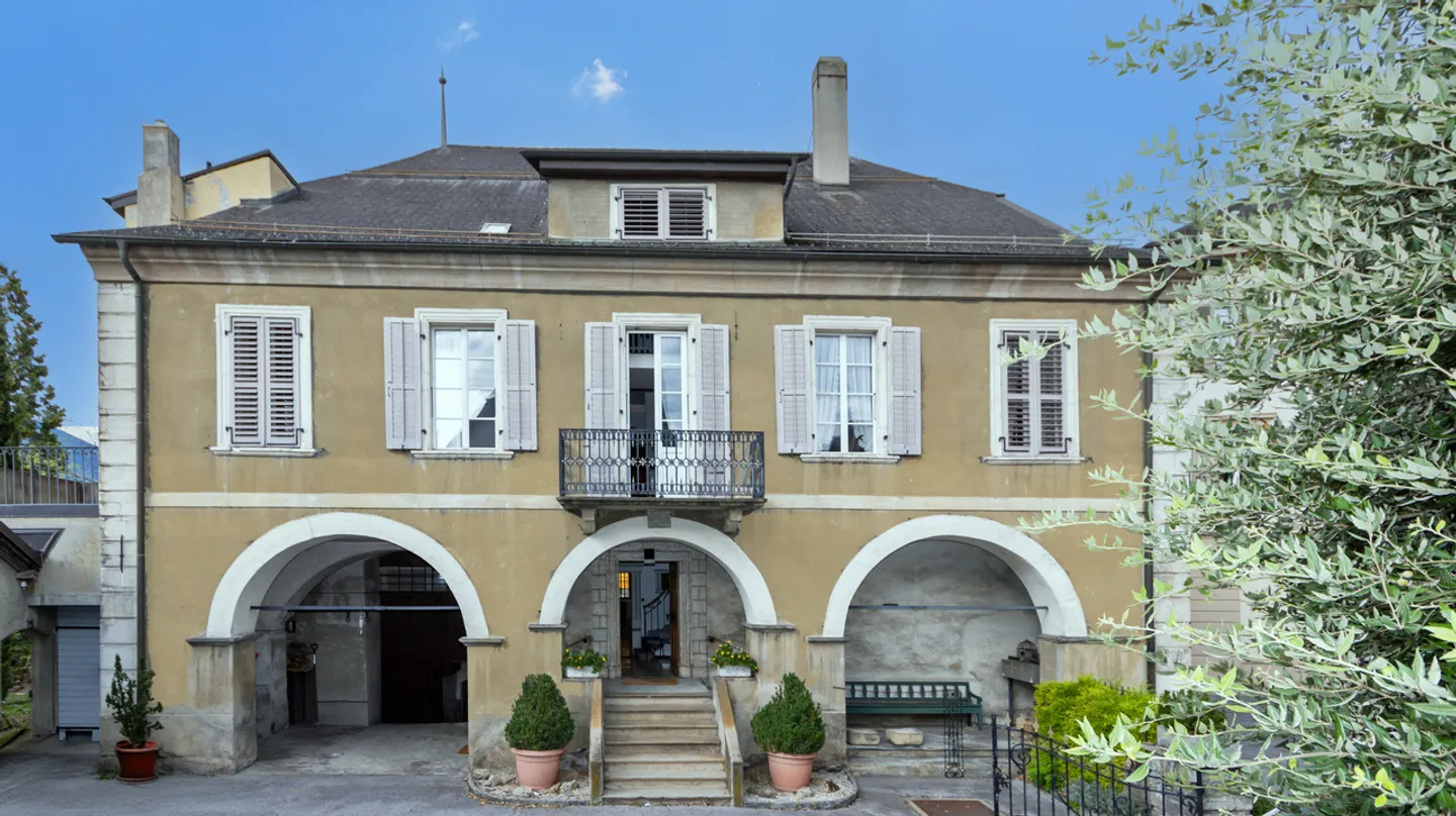 MAISON EXCEPTIONNELLE DE 6,5 PIÈCES AU CŒUR DE SIERRE - Photo 1 sur 13