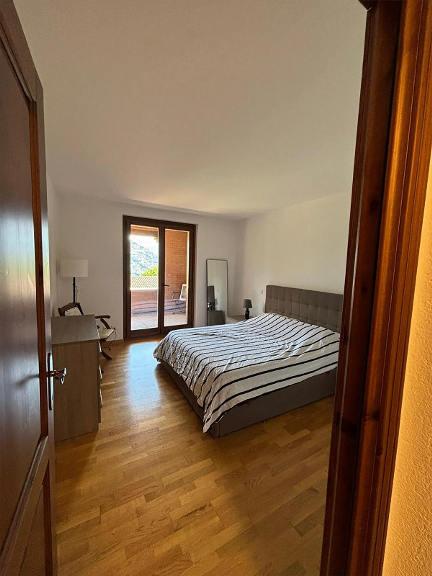 LUMINOSO APPARTAMENTO 3.5 LOCALI CON SPLENDIDA VISTA LAGO - Foto 6 di 10