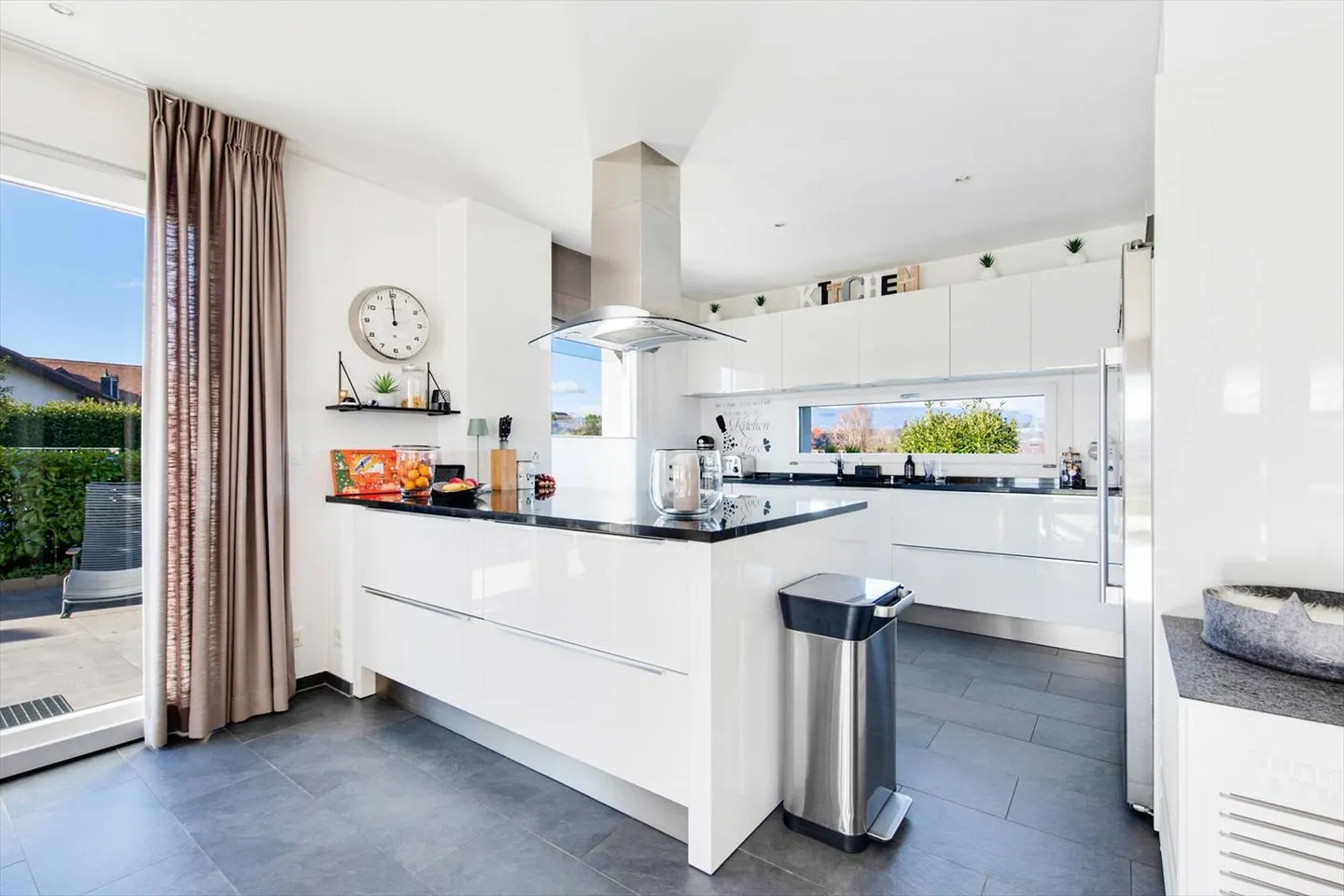 Spacious townhouse villa with 7.5 rooms in perfect condition with stunning views of the lake and mountains - Photo 3 of 10