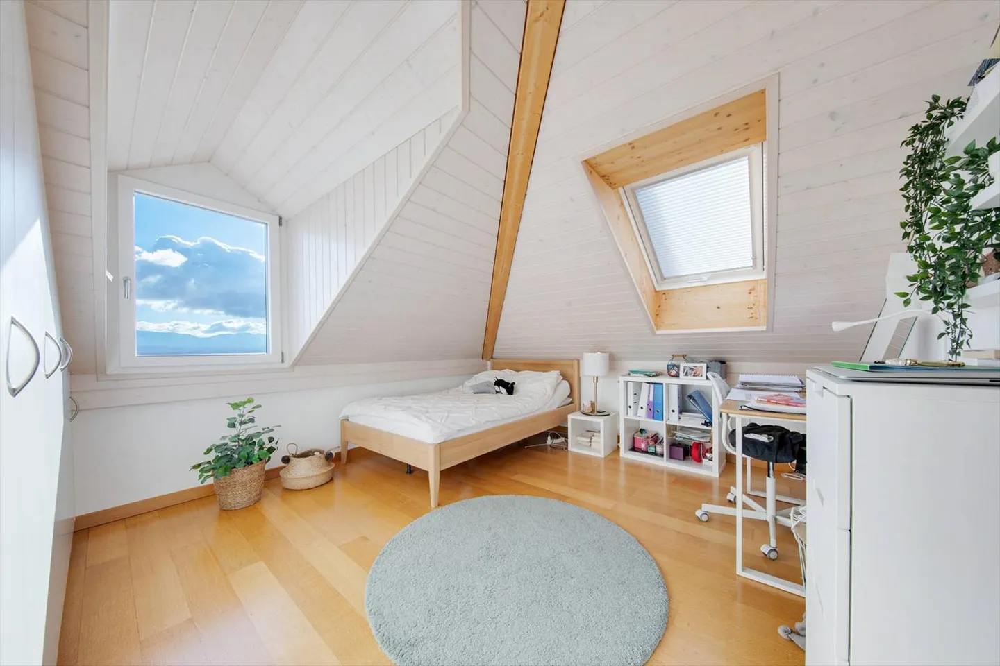 Spacious townhouse villa with 7.5 rooms in perfect condition with stunning views of the lake and mountains - Photo 7 of 10