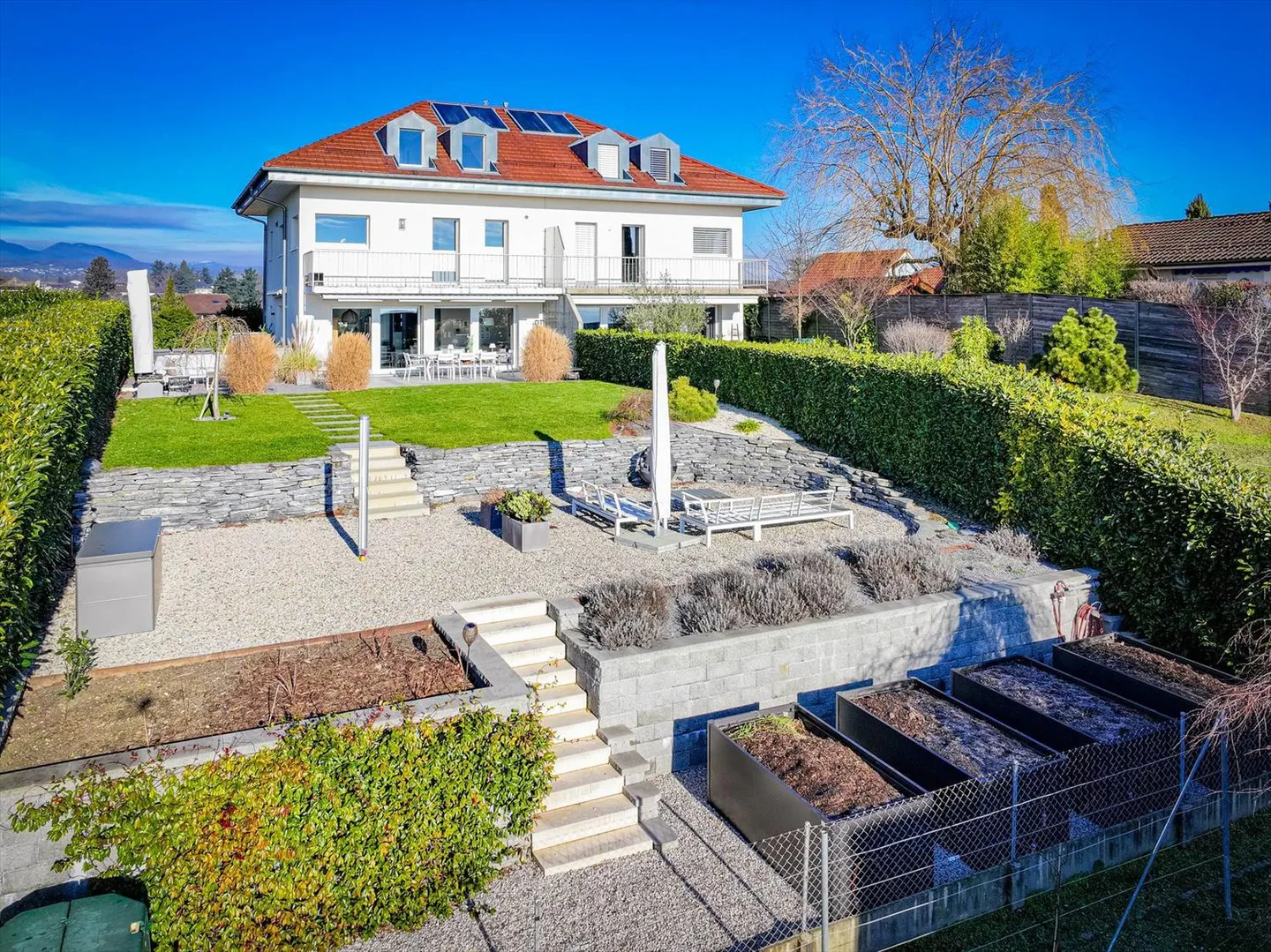 Spacious townhouse villa with 7.5 rooms in perfect condition with stunning views of the lake and mountains - Photo 1 of 10