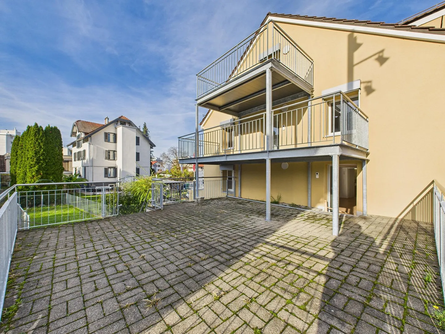 Modern multi-generational house with three separate apartments in a preferred location in Goldach (SG) - completely renovated, sunny and versatile - Photo 4 of 15