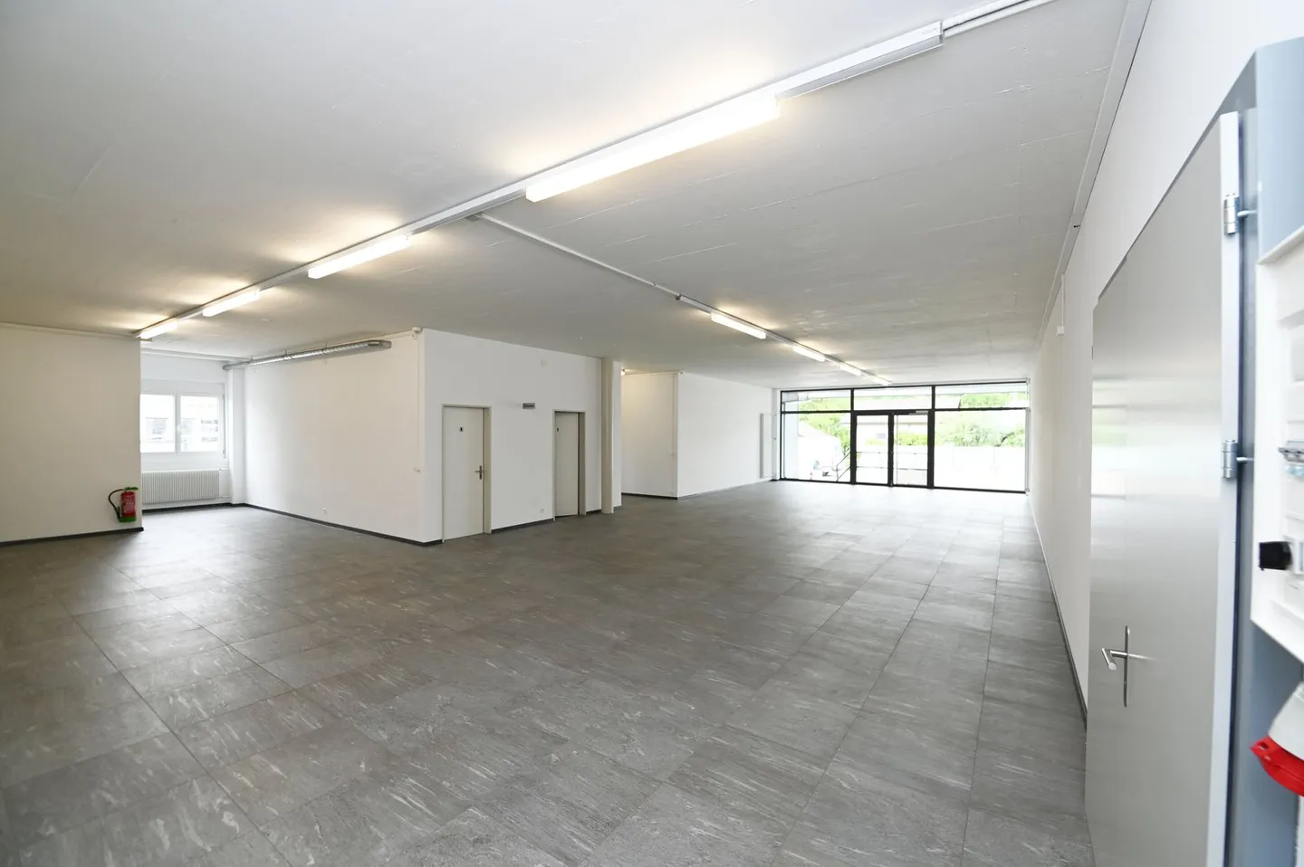 Ausstellung mit Fensterfront - Büro - Lager - PP - nähe Autobahnausfahrt - Foto 1 von 15