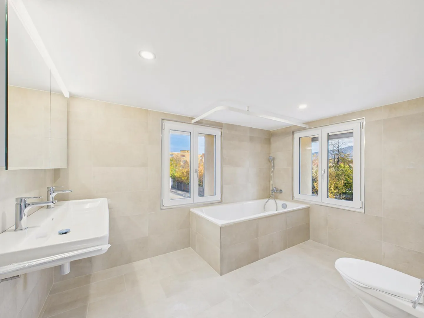 Modern multi-generational house with three separate apartments in a preferred location in Goldach (SG) - completely renovated, sunny and versatile - Photo 12 of 15