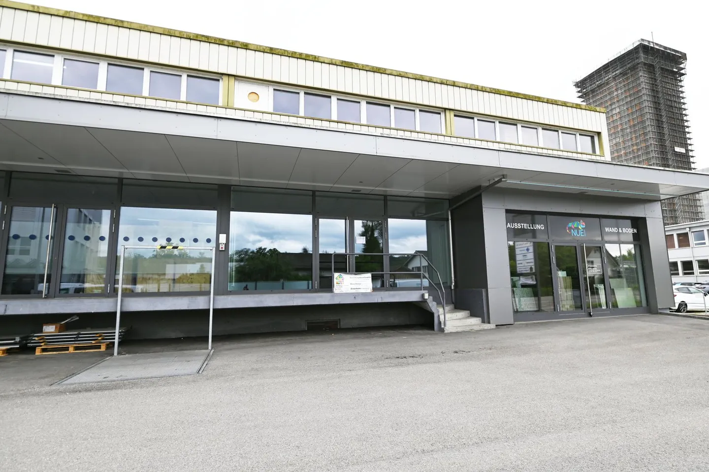 Ausstellung mit Fensterfront - Büro - Lager - PP - nähe Autobahnausfahrt - Foto 7 von 15