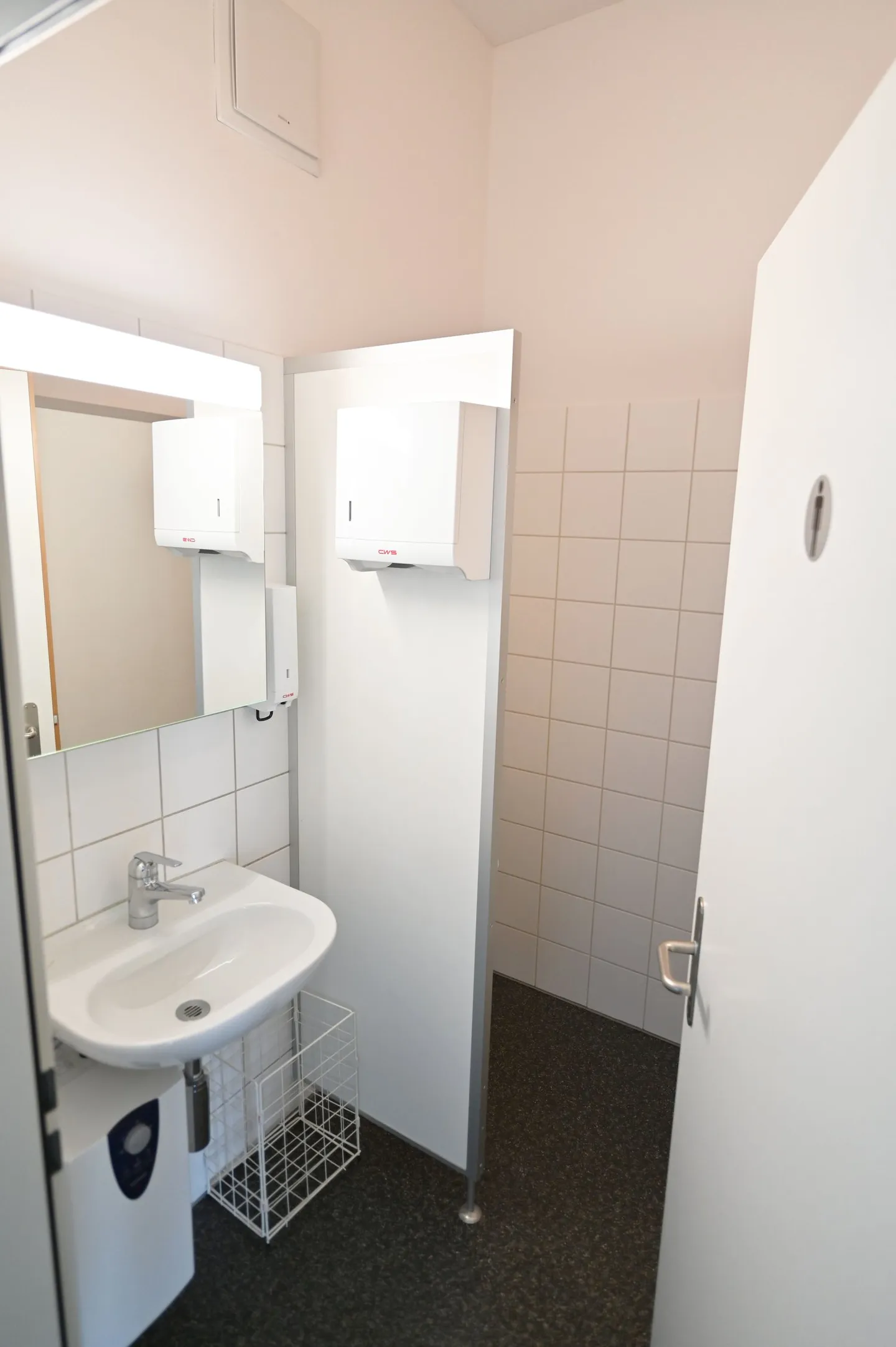 Ausstellung mit Fensterfront - Büro - Lager - PP - nähe Autobahnausfahrt - Foto 8 von 15