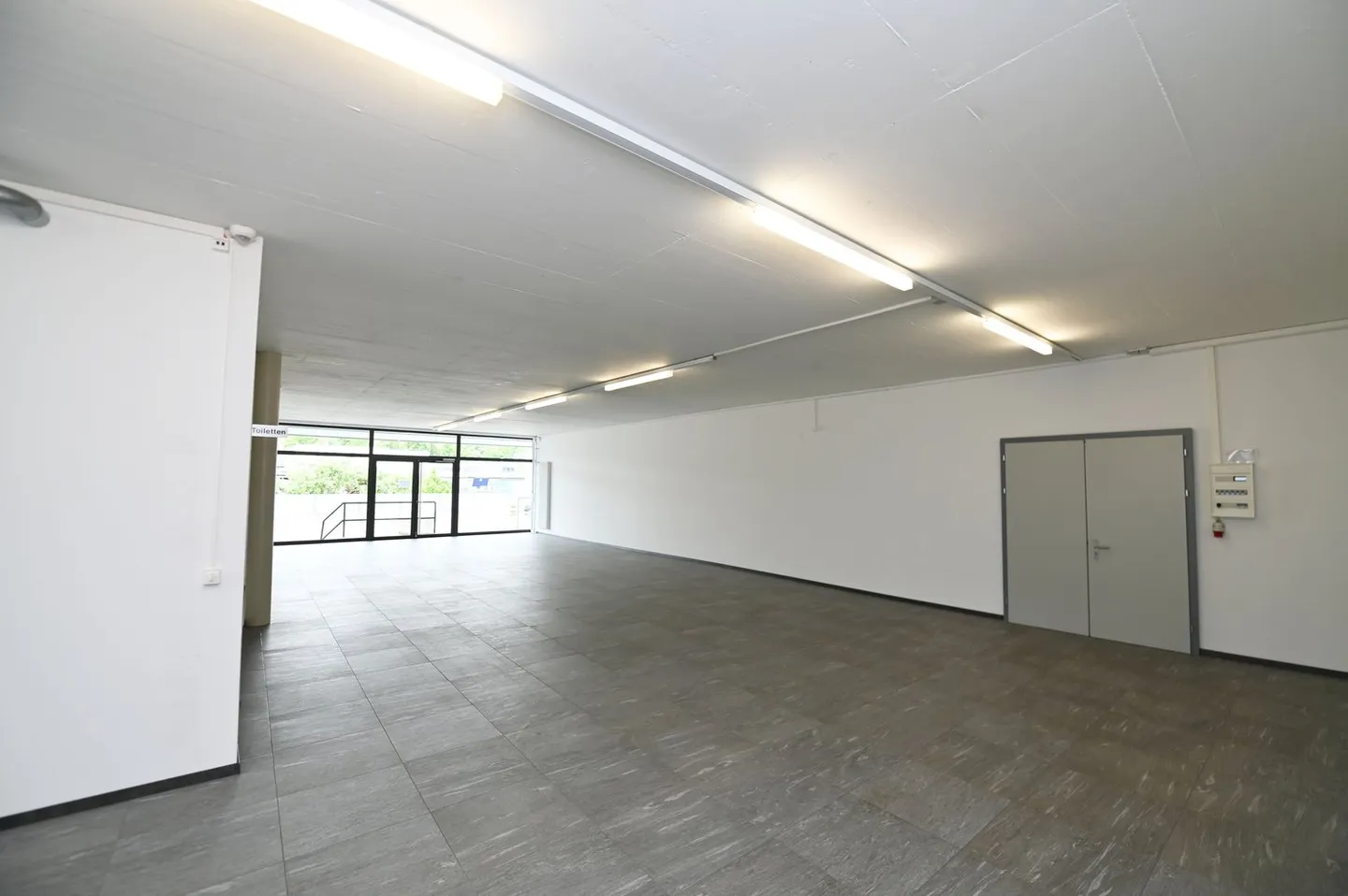 Ausstellung mit Fensterfront - Büro - Lager - PP - nähe Autobahnausfahrt - Foto 9 von 15