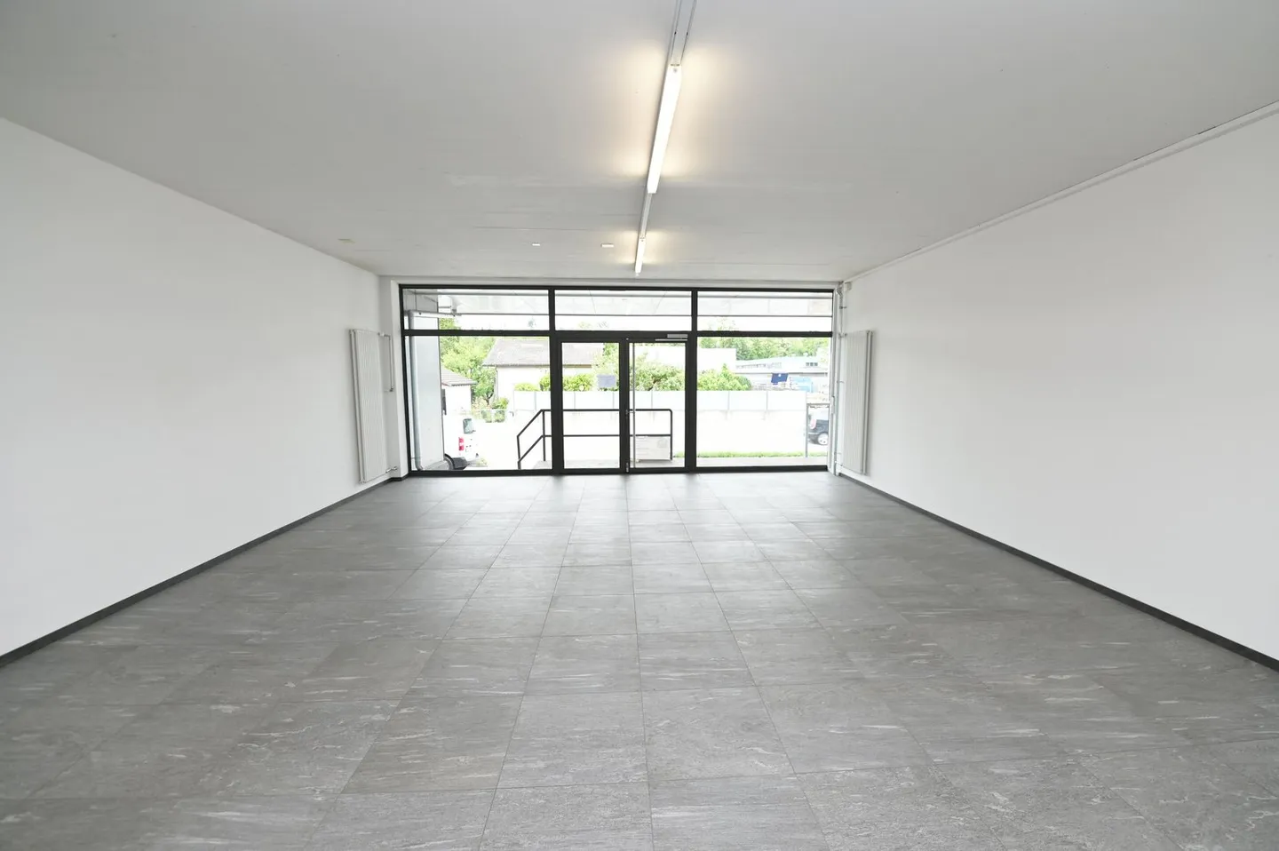 Ausstellung mit Fensterfront - Büro - Lager - PP - nähe Autobahnausfahrt - Foto 10 von 15