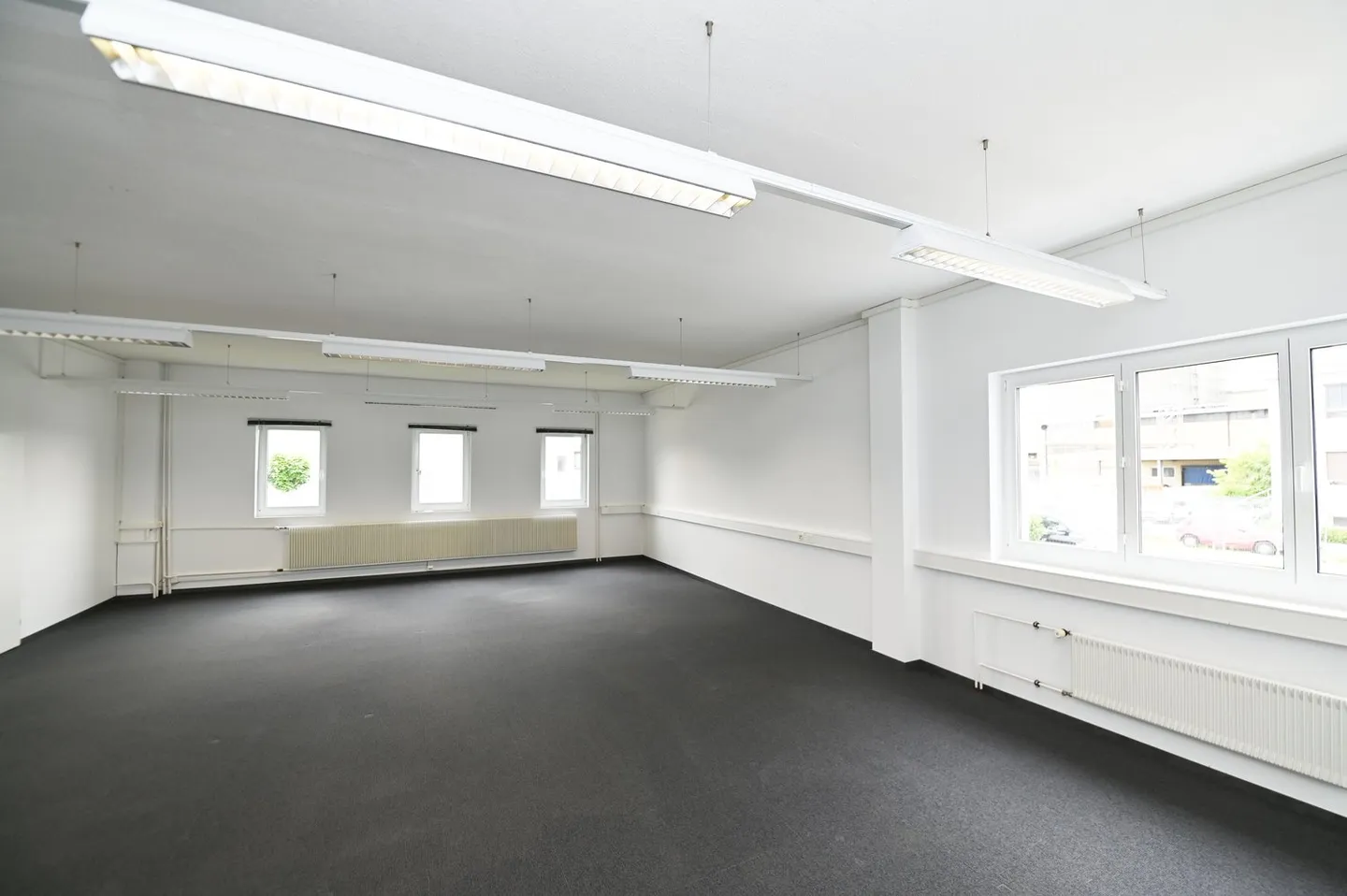 Ausstellung mit Fensterfront - Büro - Lager - PP - nähe Autobahnausfahrt - Foto 11 von 15