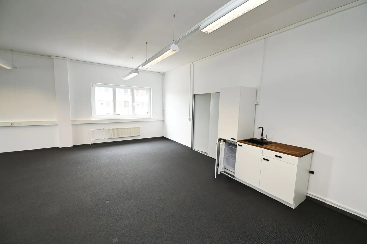 Ausstellung mit Fensterfront - Büro - Lager - PP - nähe Autobahnausfahrt - Foto 12 von 15