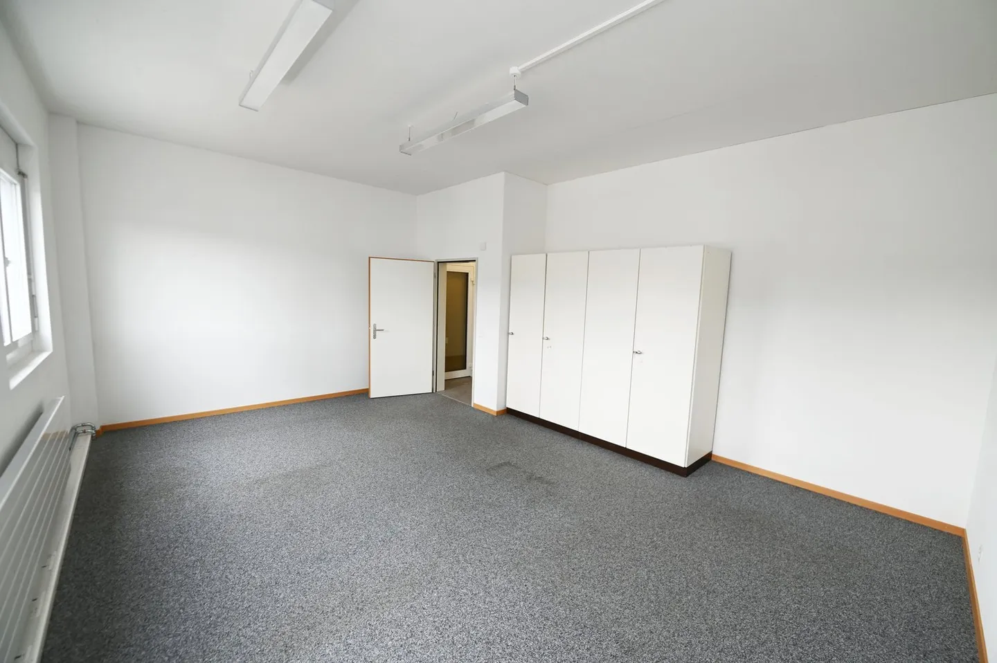 Ausstellung mit Fensterfront - Büro - Lager - PP - nähe Autobahnausfahrt - Foto 13 von 15