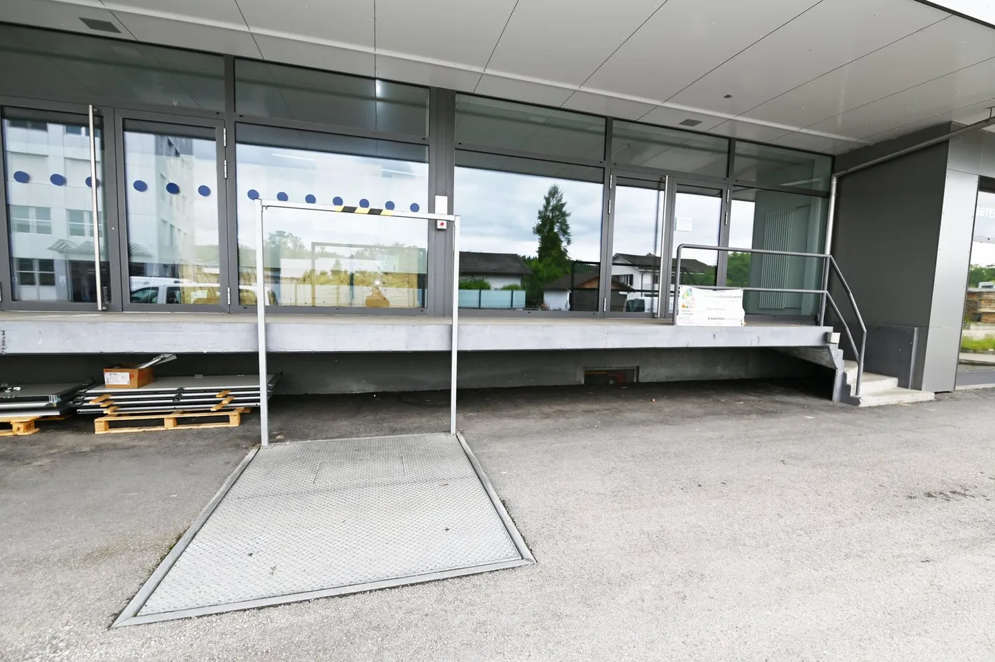 Ausstellung mit Fensterfront - Büro - Lager - PP - nähe Autobahnausfahrt - Foto 14 von 15