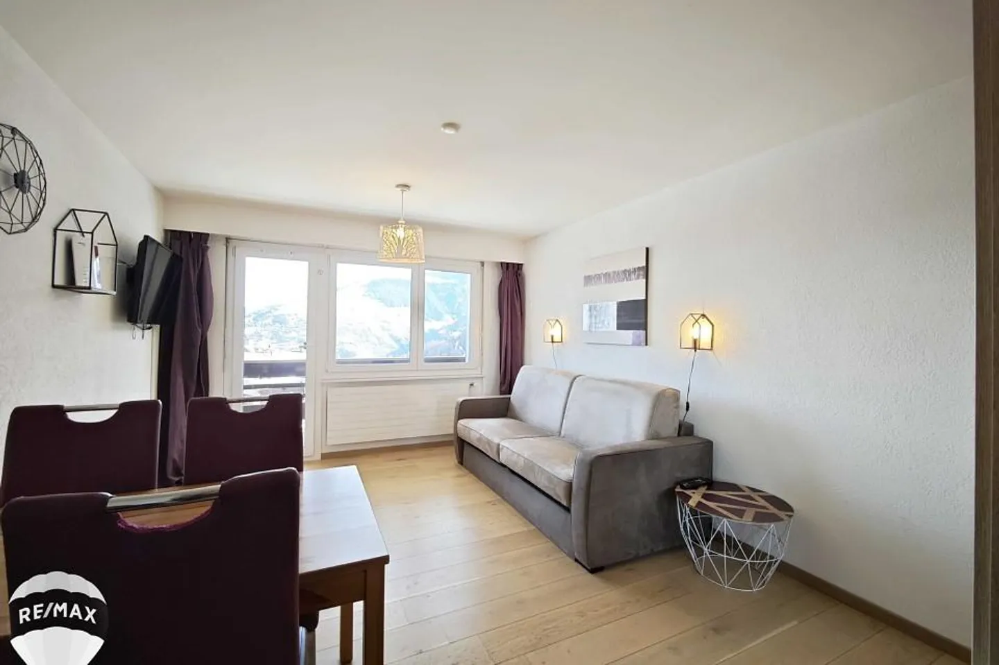 Sunrise-oriented studio - Photo 2 of 12