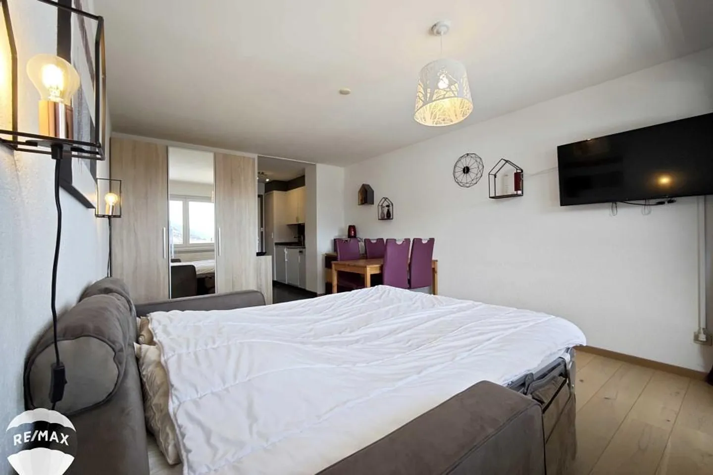 Sunrise-oriented studio - Photo 3 of 12